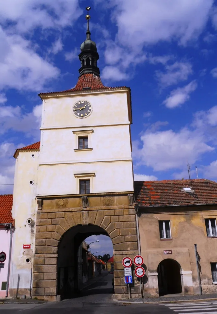 Photo showing: Velvary, Prague tower from S