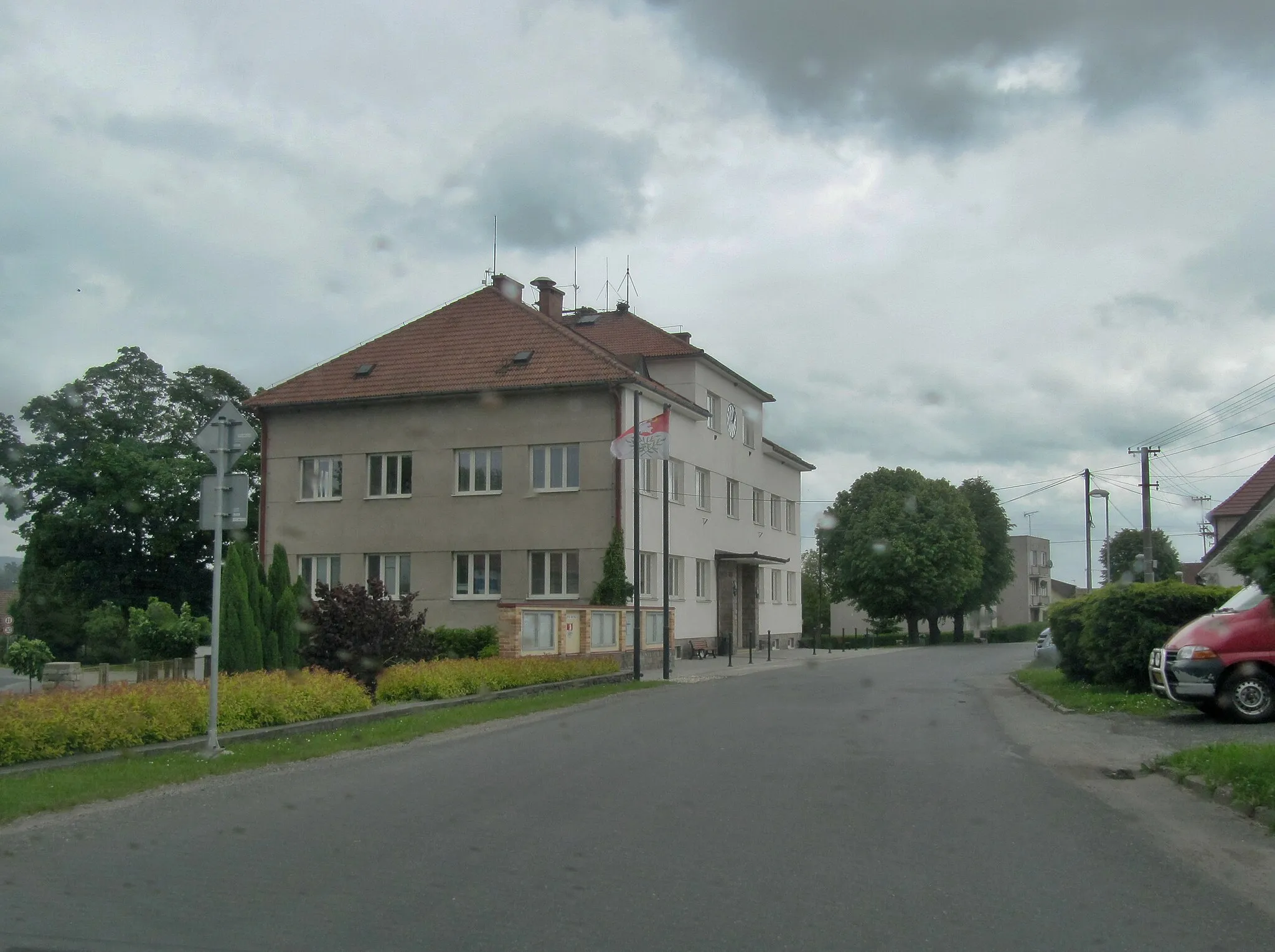 Photo showing: Vrdy, Kutná Hora District, Czech Republic. Municipal office.