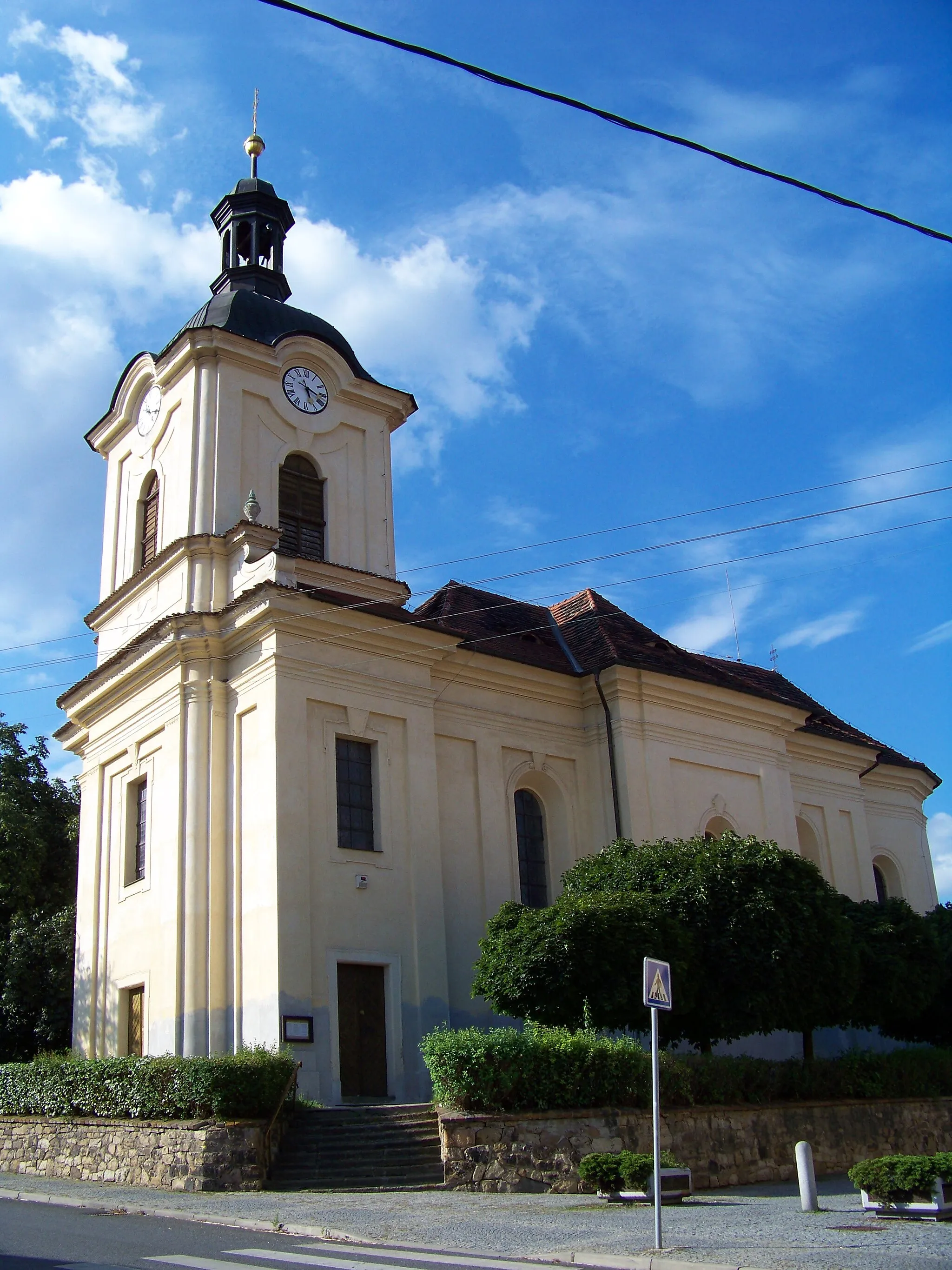 Photo showing: Zdice, Beroun District, Central Bohemian Region, the Czech Republic. A church, a view from Vorlova street.