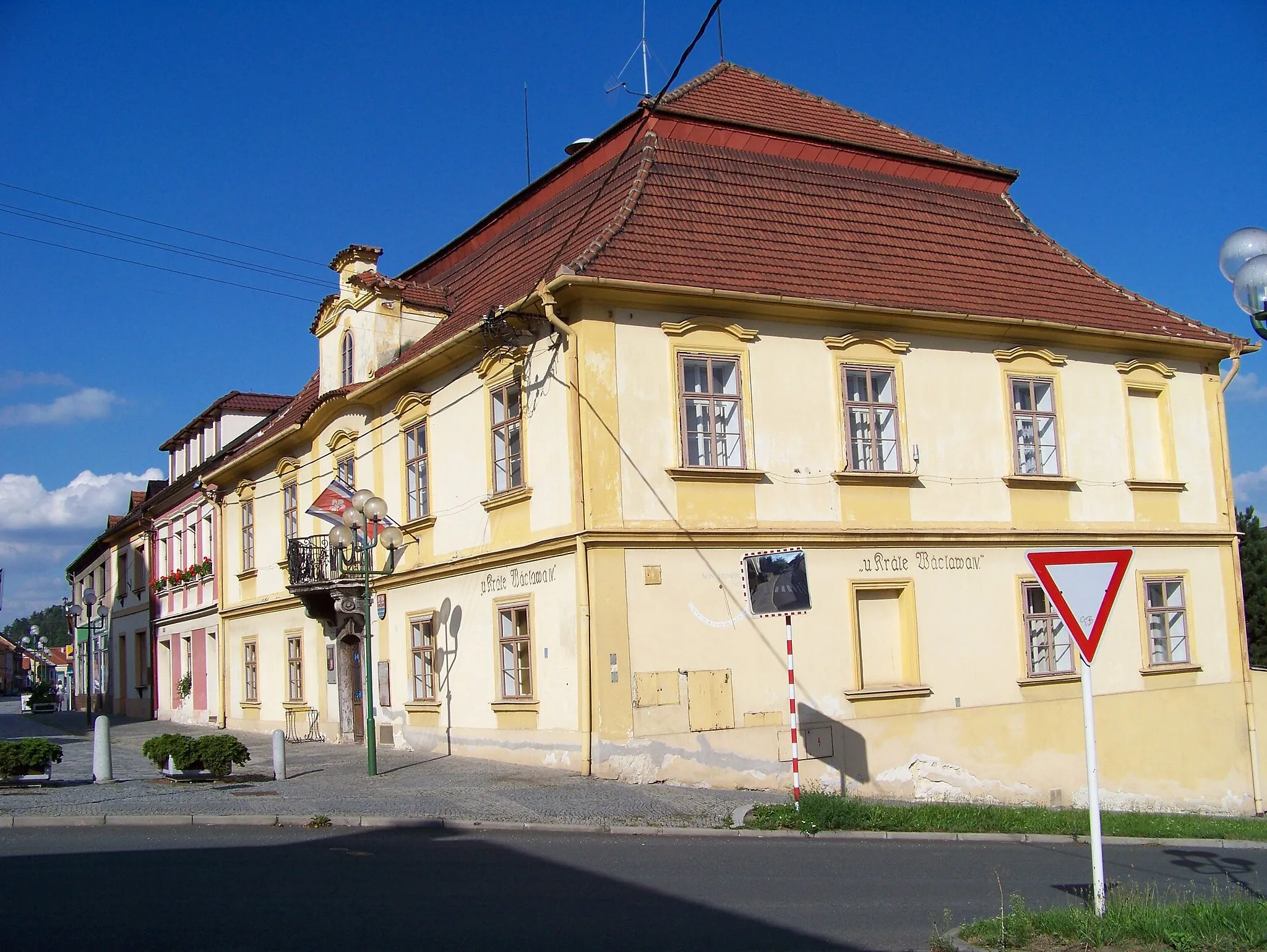 Photo showing: Zdice, Beroun District, Central Bohemian Region, the Czech Republic. Husova and Vorlova streets, a town hall.