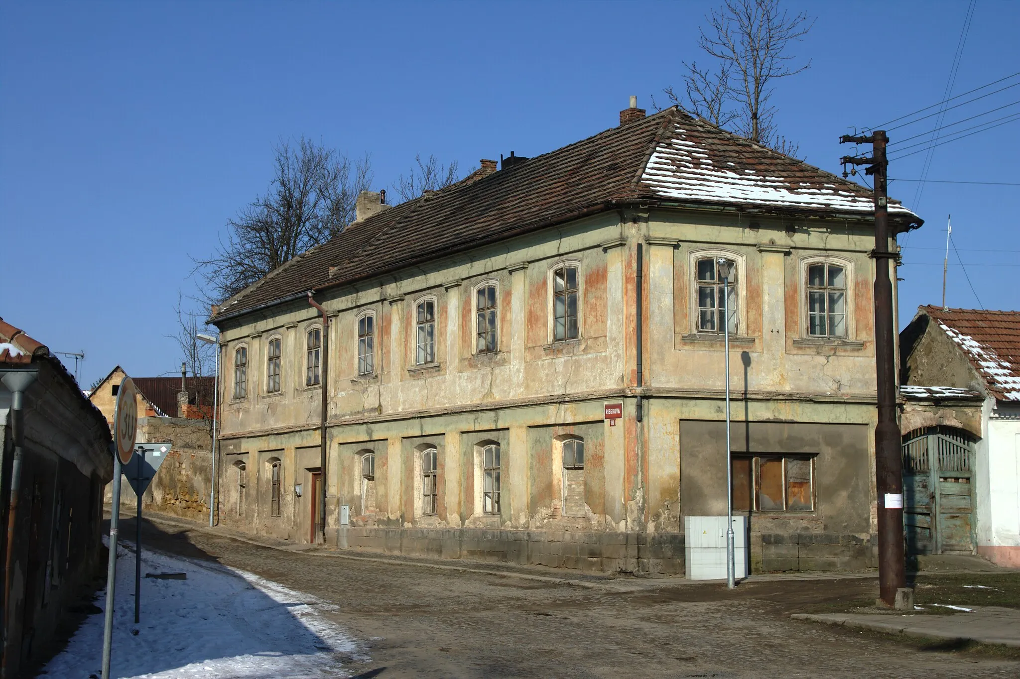 Photo showing: One of the houses in the northern part of the town of Zlonice, Central Bohemian Region, CZ