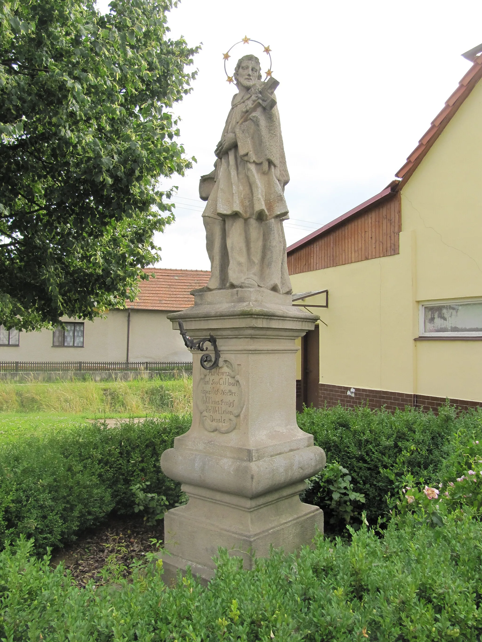 Photo showing: Boršice in Uherské Hradiště District, Czech Republic. Statue of St. John of Nepomuk from the years 1798-1808.