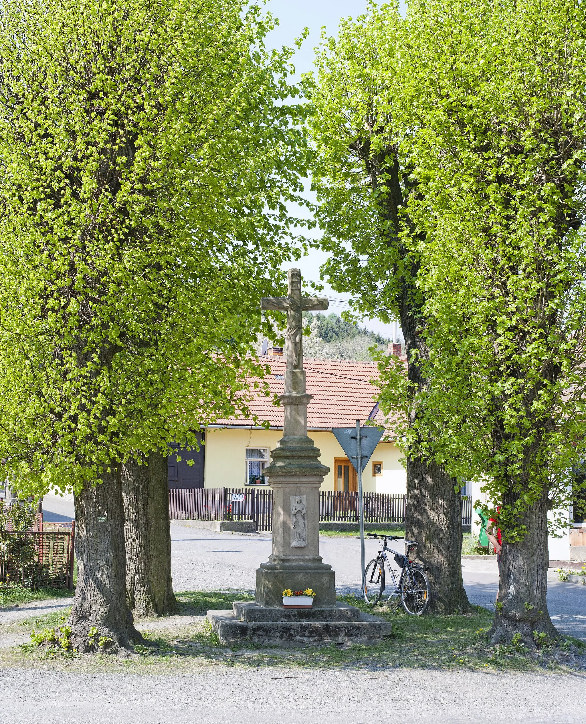 Photo showing: Kříž a čtyři lípy kolem