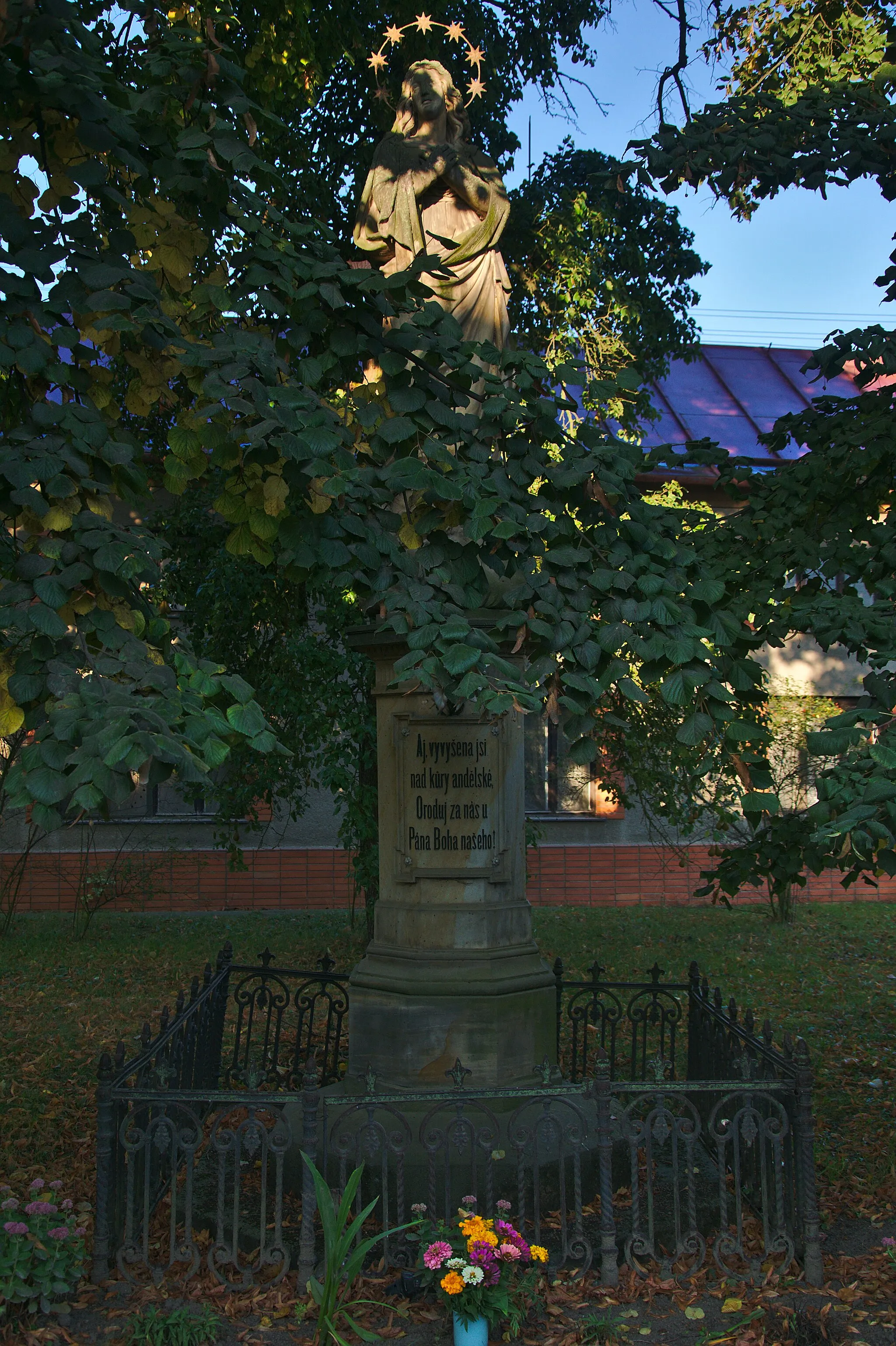 Photo showing: Socha naproti Černé věži, Drahanovice, okres Olomouc