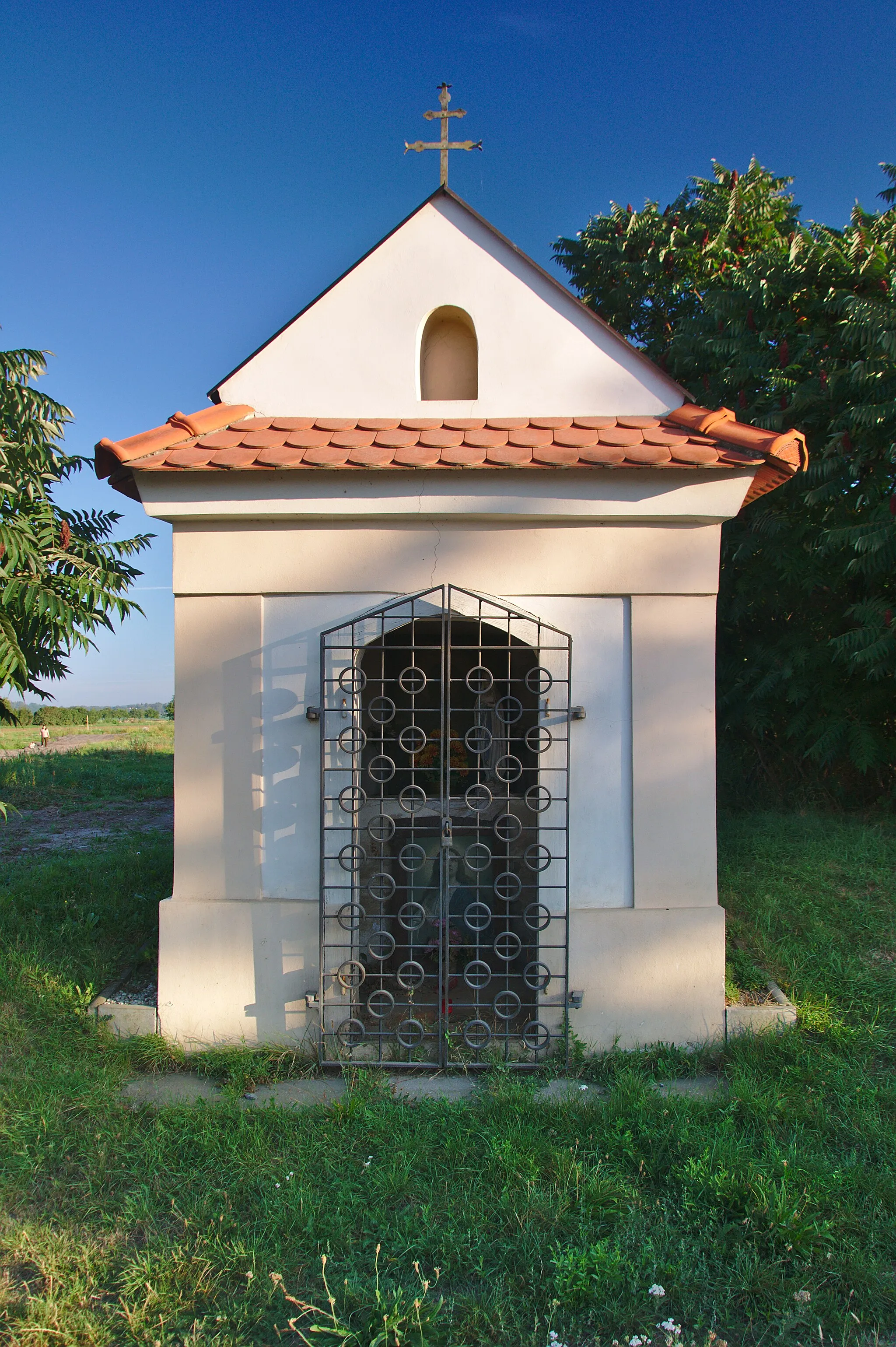 Photo showing: Výklenková kaplička u hlavní silnice, Drahanovice, okres Olomouc