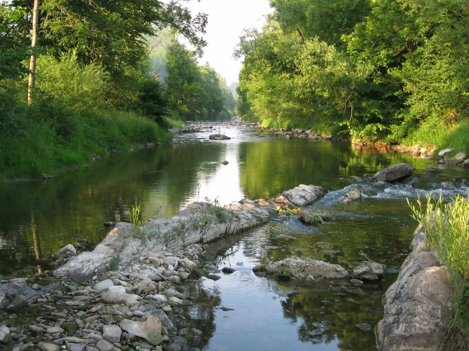 Photo showing: Vsetínská Bečva nad dolní pevnou lávkou v Halenkově