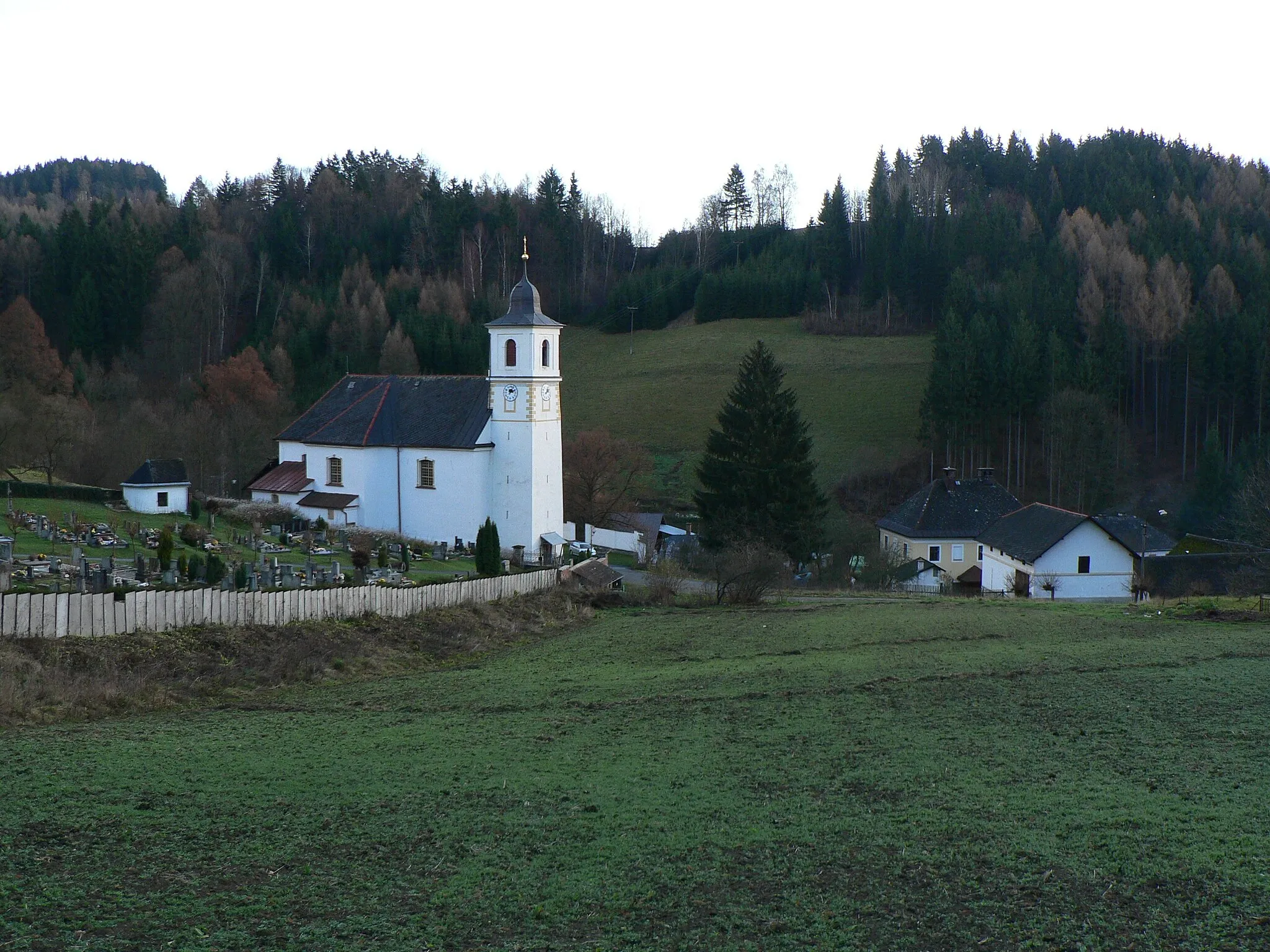Photo showing: Hanušovice u kostela