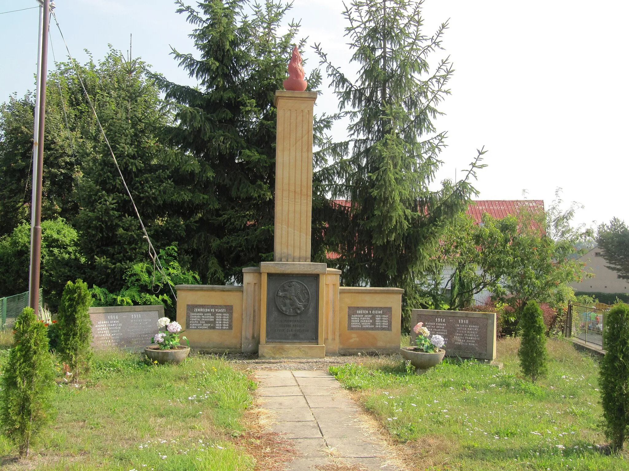 Photo showing: Horka nad Moravou in Olomouc District, Czech Republic. Monument to victims of the World Wars.