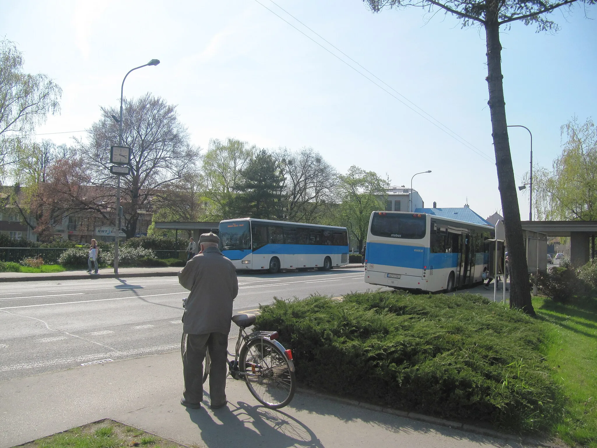 Photo showing: Hulín in Kroměříž District, Czech Republic. Square Námestí Míru, buses.