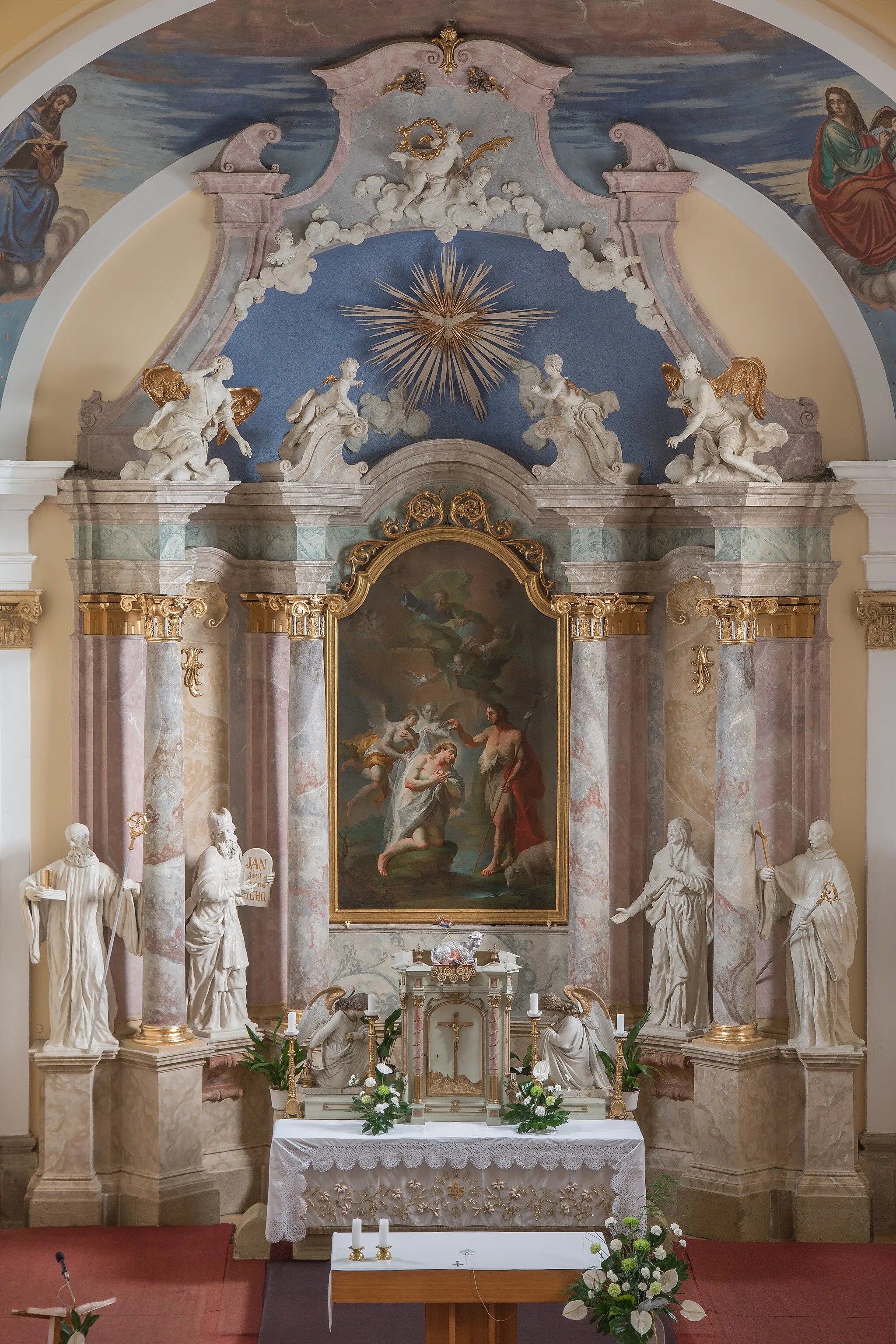Photo showing: Hlavní oltář kostela sv. Jana Křtitele v Jalubí. Retabulum vytvořila dílna Ondřeje Schweigla kolem roku 1763.
