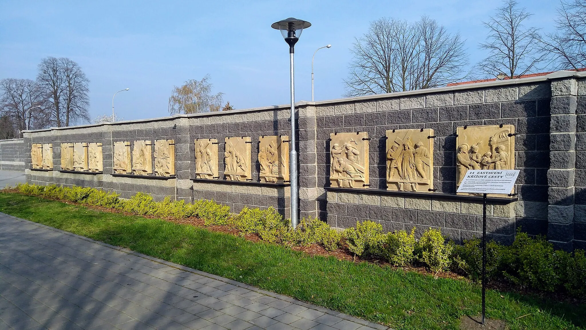 Photo showing: Hřbitov Kojetín - křížová cesta, zasazeny do hřbitovní zdi v roce 1903, restaurovány v roce 2017 Mgr. Ladislavem Werkmannem, v roce 2018 osazeny na hřbitovní zeď