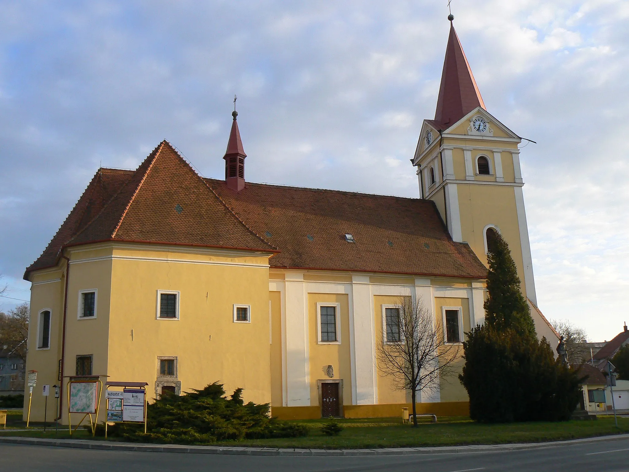 Photo showing: Koryčany in Kroměříž District, Czech Republic. Saint Lawrence church, north side.