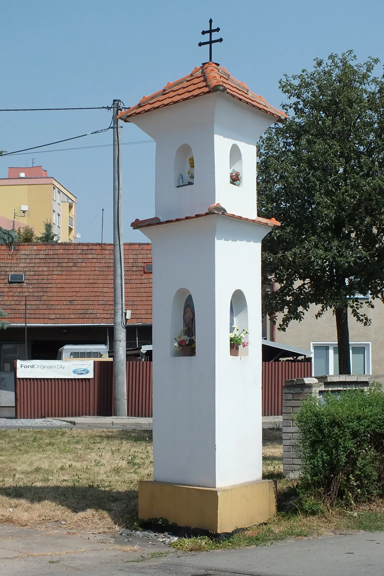 Photo showing: The so called "boží muka", a devotional pillar or wayside shrine in Litovel, at the crossroads of Sušilova street and Žerotínova street.