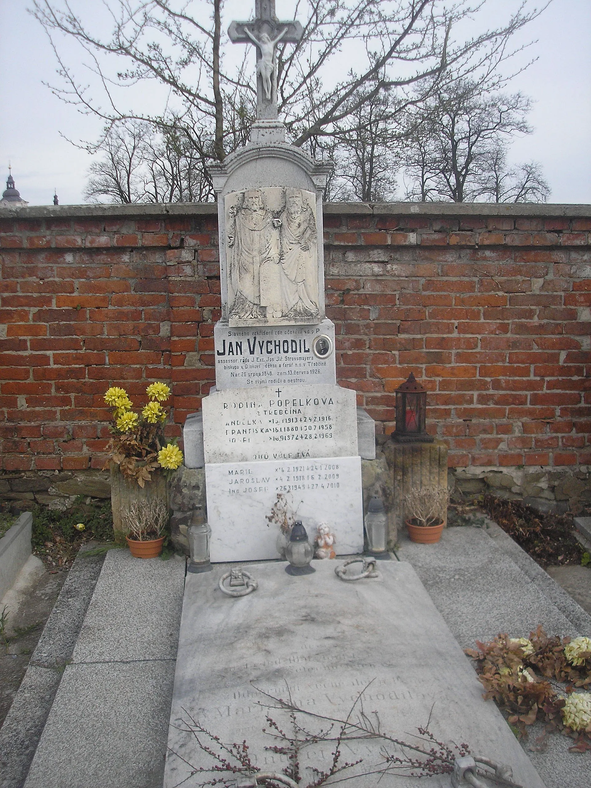 Photo showing: Hrob Patera Jana Vychodila a jeho příbuzných na hřbitově ve Slatinicích. Na náhrobku je umístěna plastika sv. Cyrila a Matoděje, kterými se Vychodil zabýval.