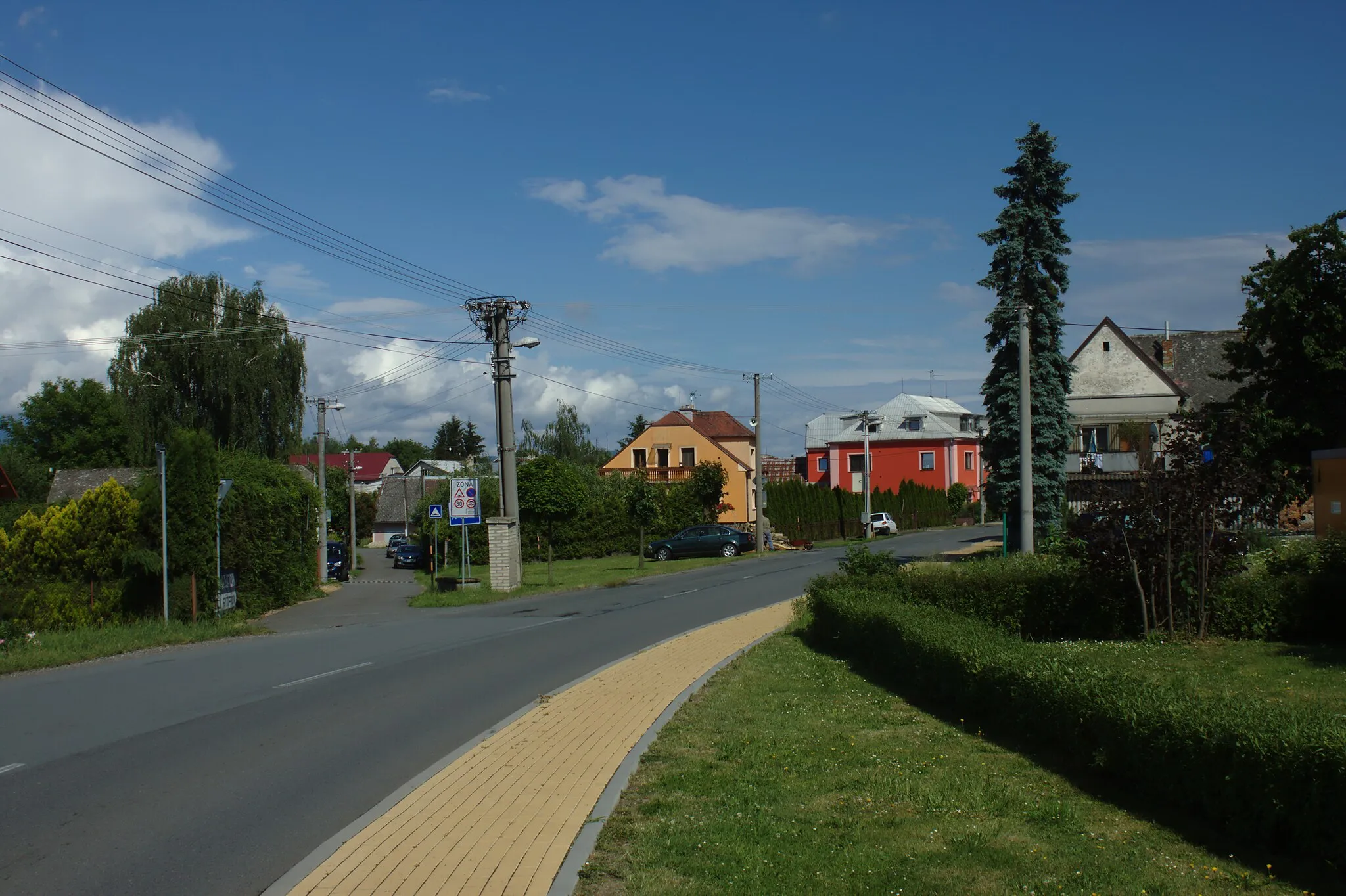 Photo showing: A road turn in the village of Medlov, Olomouc Region, CZ