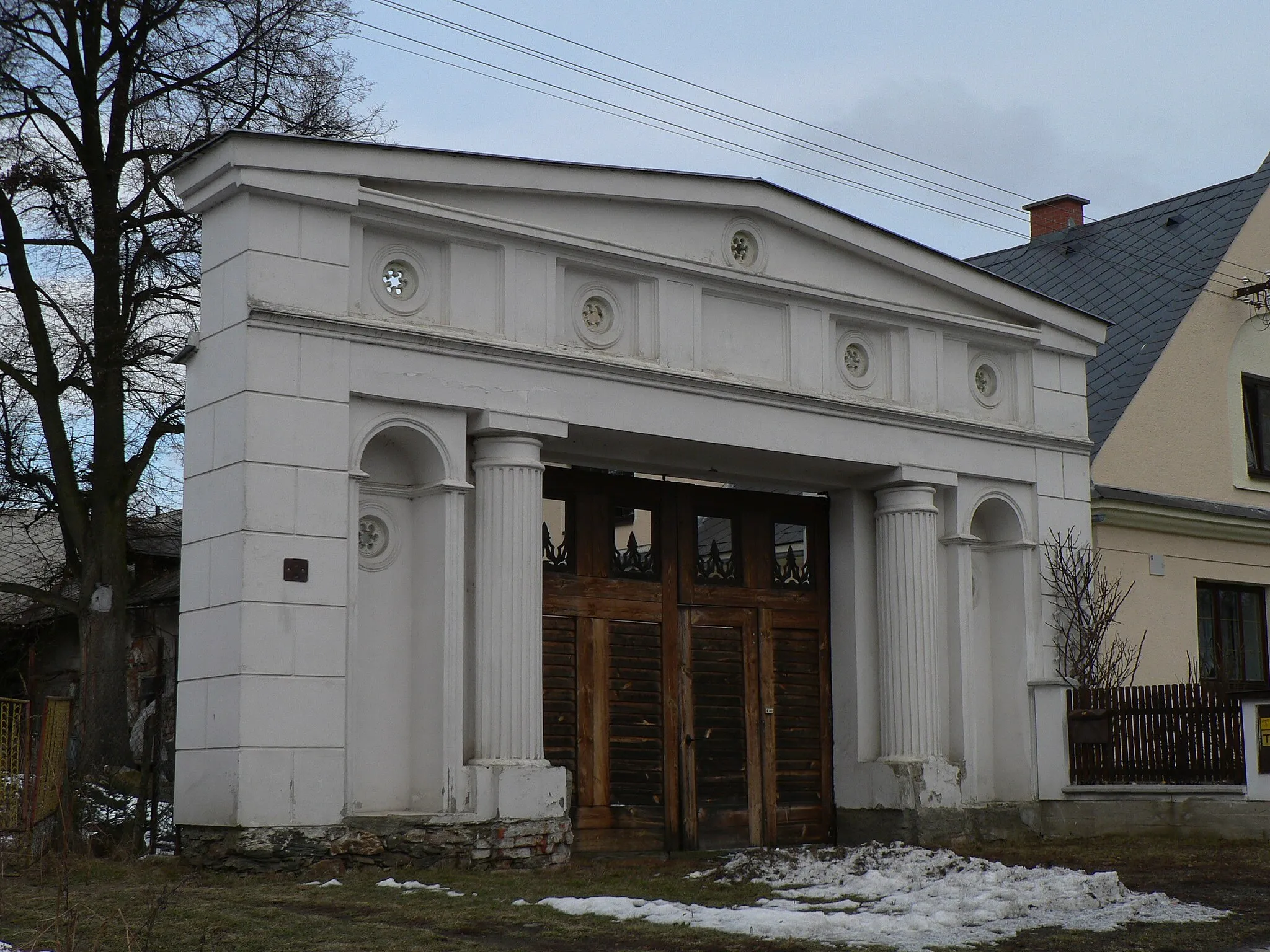 Photo showing: Nový Malín, brána statku čp. 102