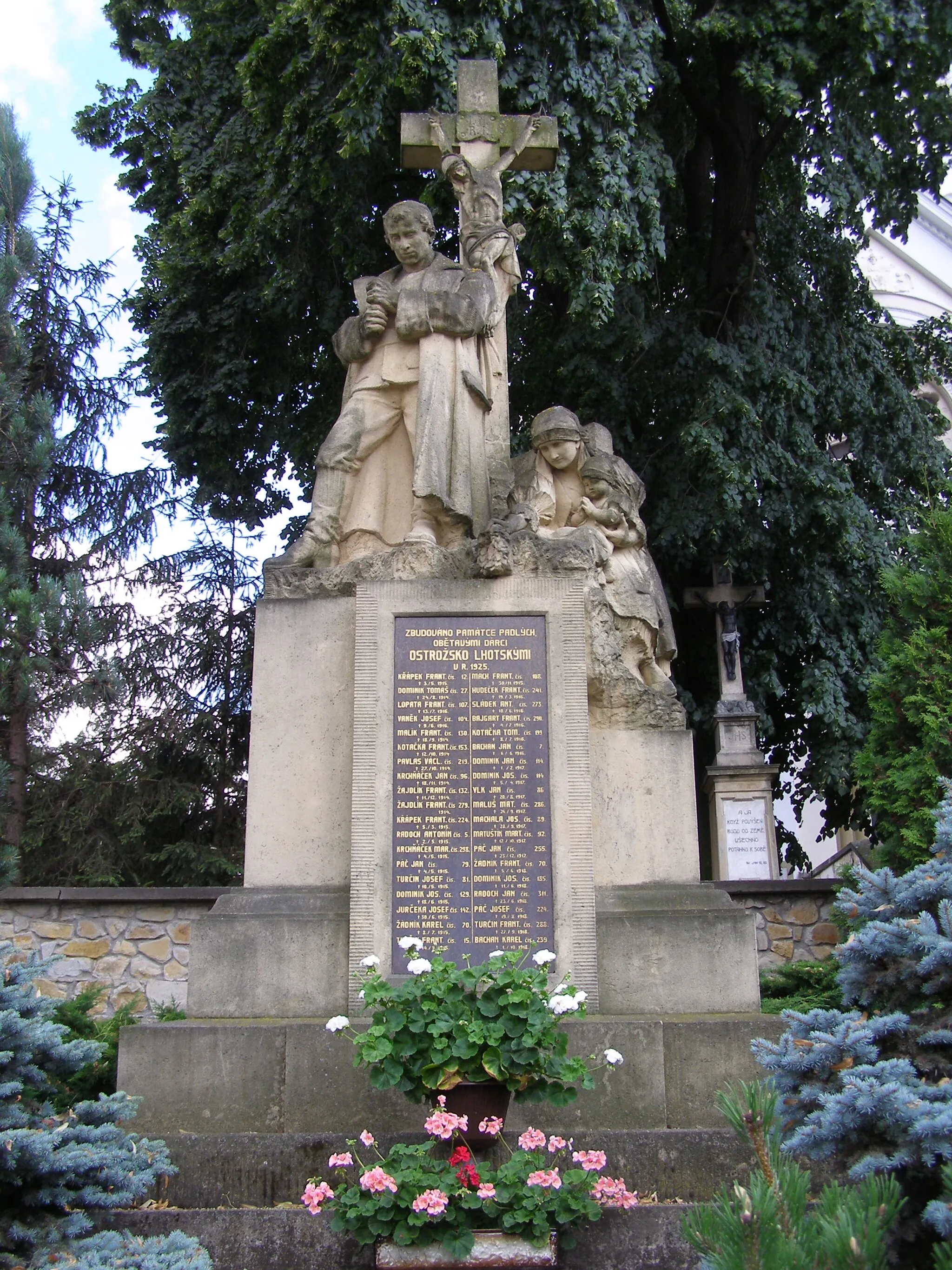 Photo showing: Pomník padlým a nezvěstným vojínům z 1. světové války v Ostrožské Lhotě. Slavnostně posvěcen 20. září 1925, opraven v roce 1968.