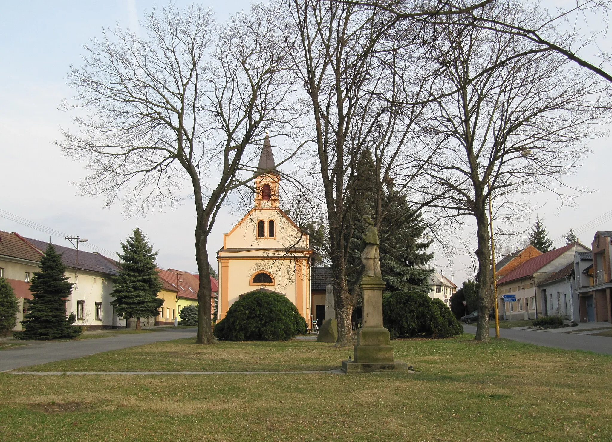 Photo showing: Otrokovice in Zlín District, Czech Republic, part Kvítkovice. Common of the former village Kvítkovice with the church of St. Anne.