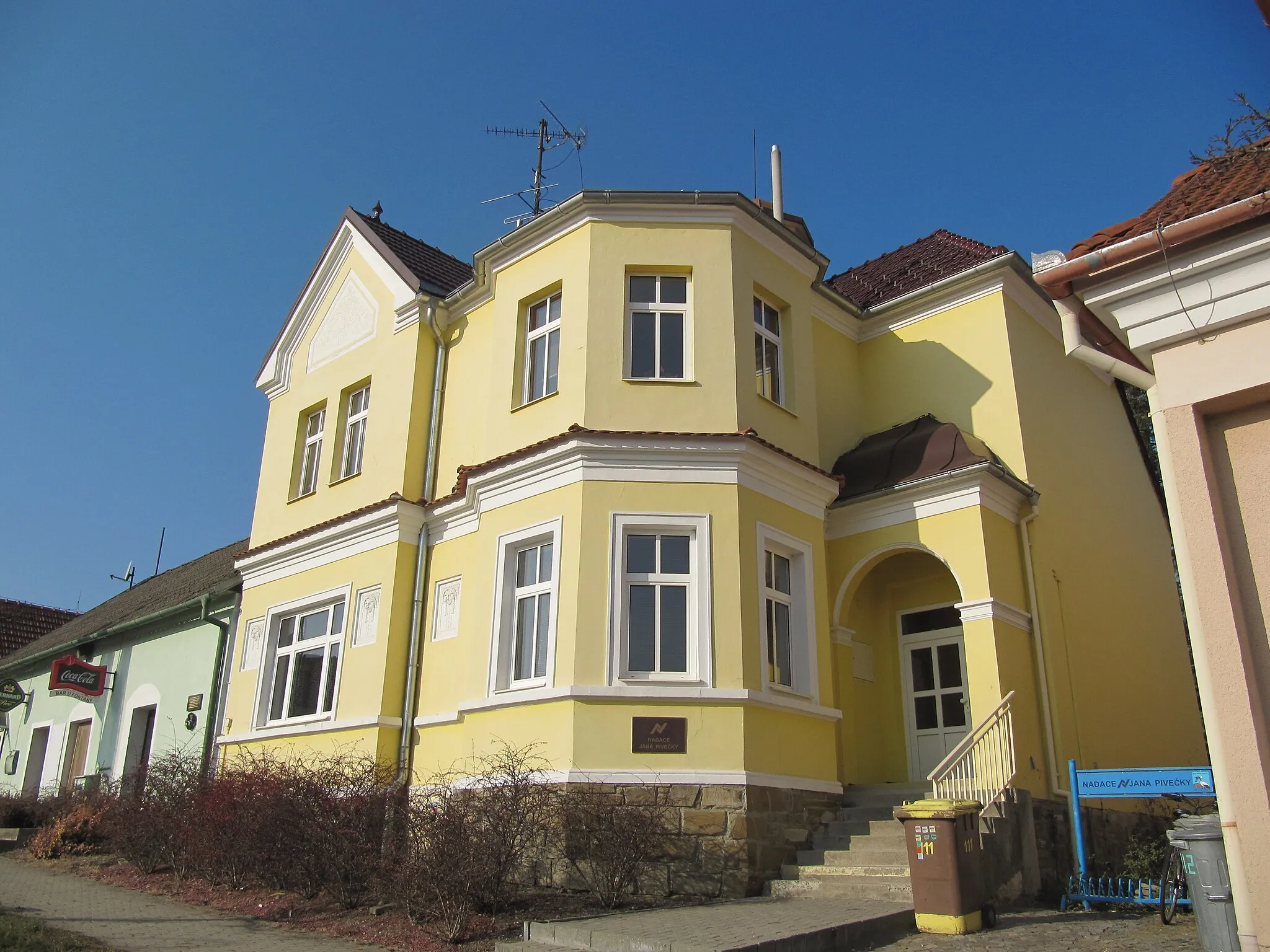 Photo showing: Slavičín in Zlín District, Czech Republic. Square Horní náměstí, Foundation of Jan Pivečka.