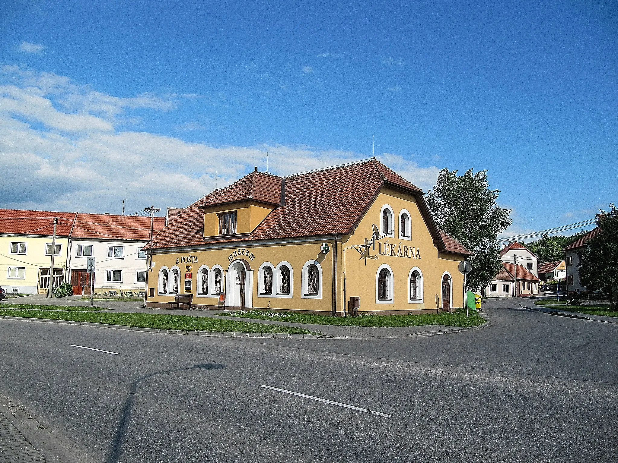 Photo showing: Šumice, Uherské Hradiště District, Czechia. Post office, pharmacy and museum.