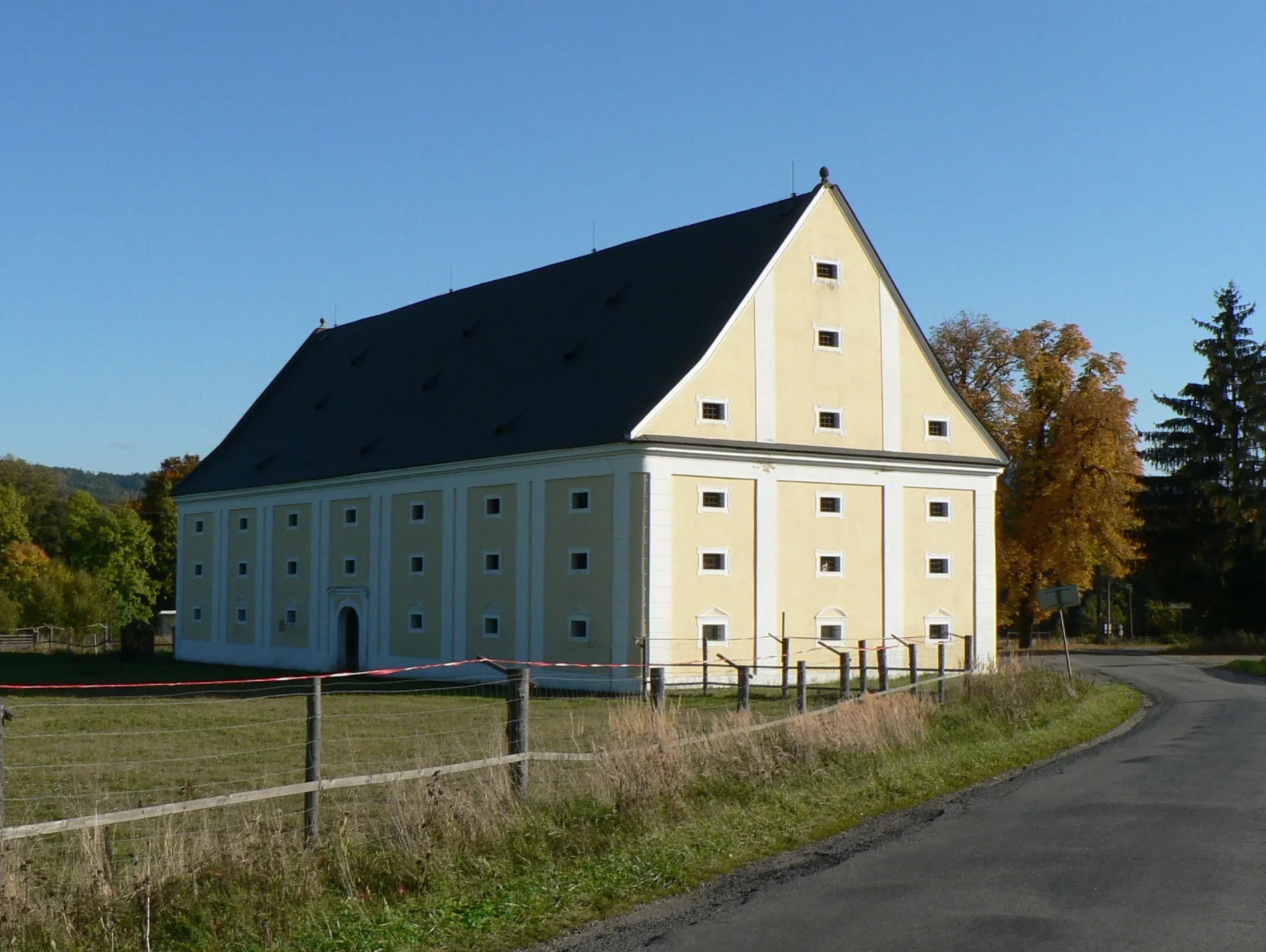 Photo showing: Barokní sýpka ve Velkých Losinách.