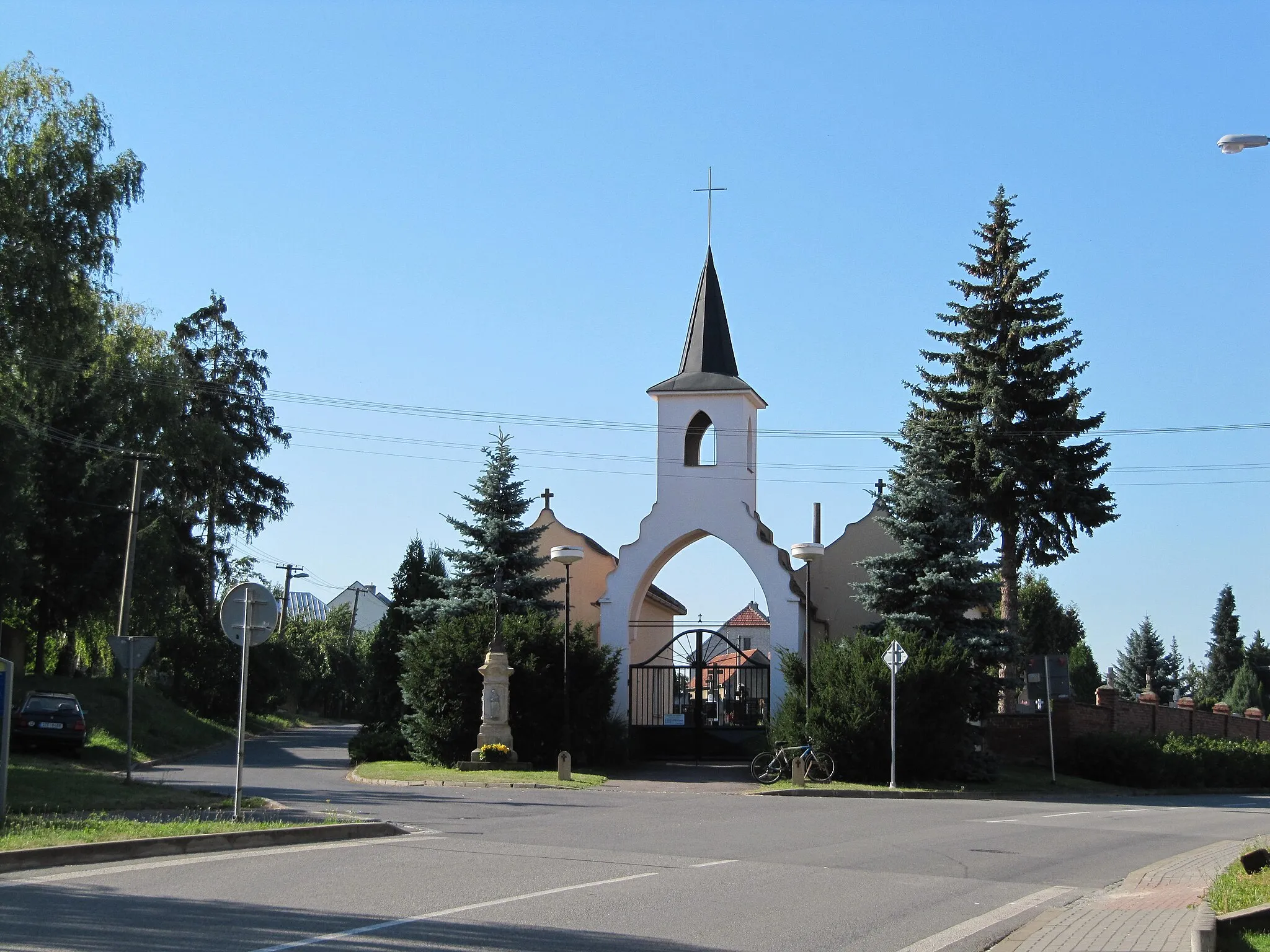 Photo showing: Vlčnov in Uherské Hradiště District, Czech Republic. Gate of cemetery.