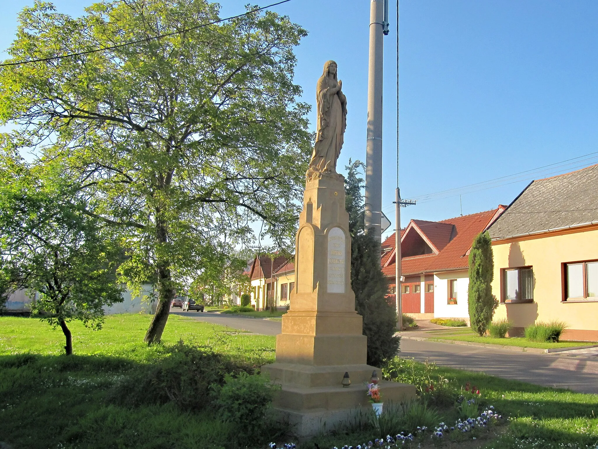 Photo showing: Zlechov in Uherské Hradiště District, Czech Republic. Virgin Mary-statue .
