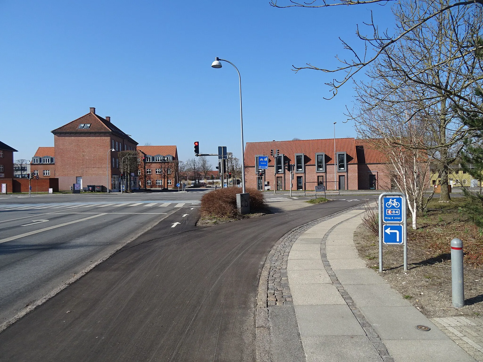 Photo showing: The super bikeway C84 Ring 4-ruten on Gl. Rådhusvej at Hold-An Vej in Ballerup in Copenhagen. The super bikeway turns left here.