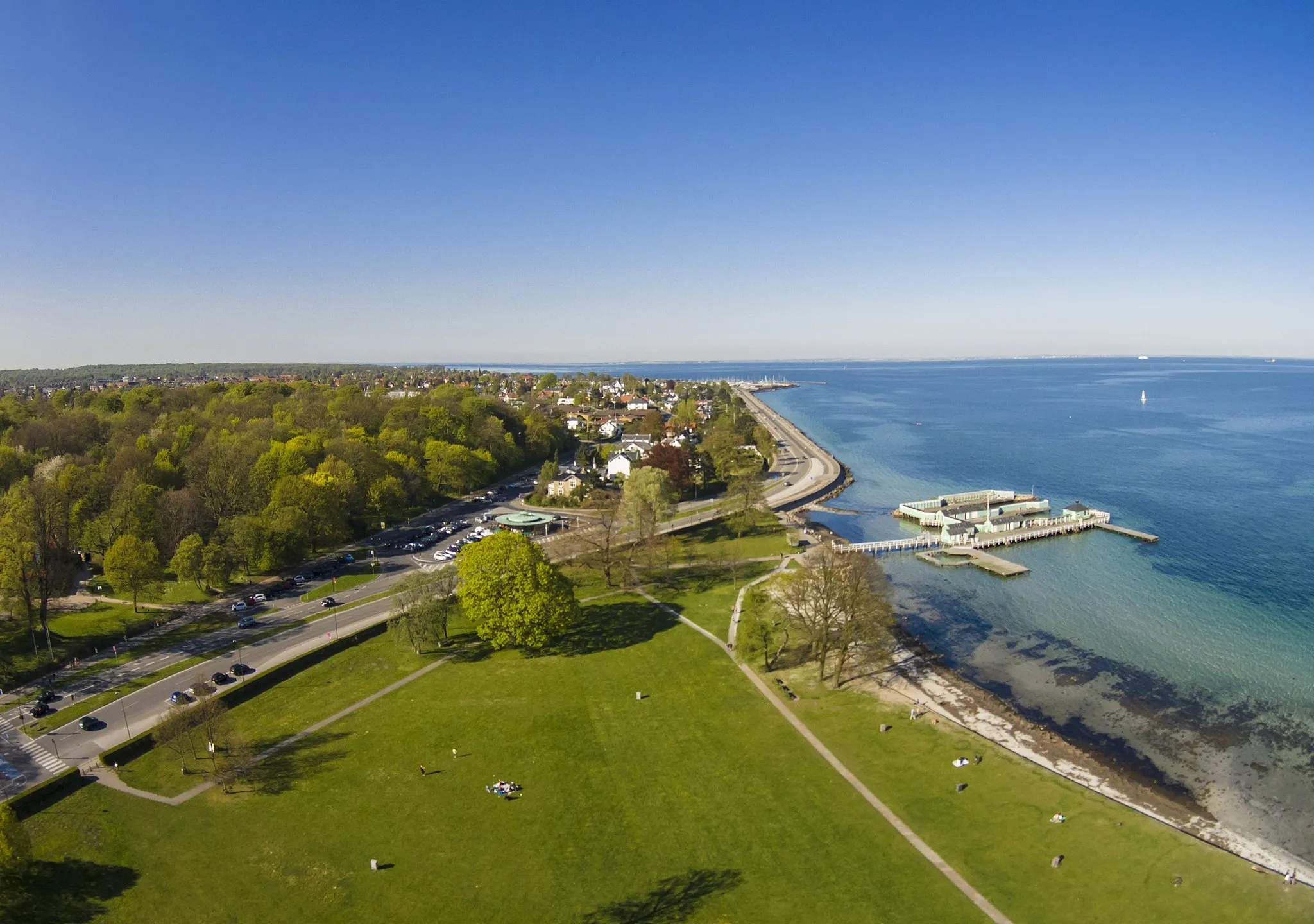 Photo showing: View from Charlottenlund Fort towards the Badeanstalt, Kystvejen and Skovshoved marina