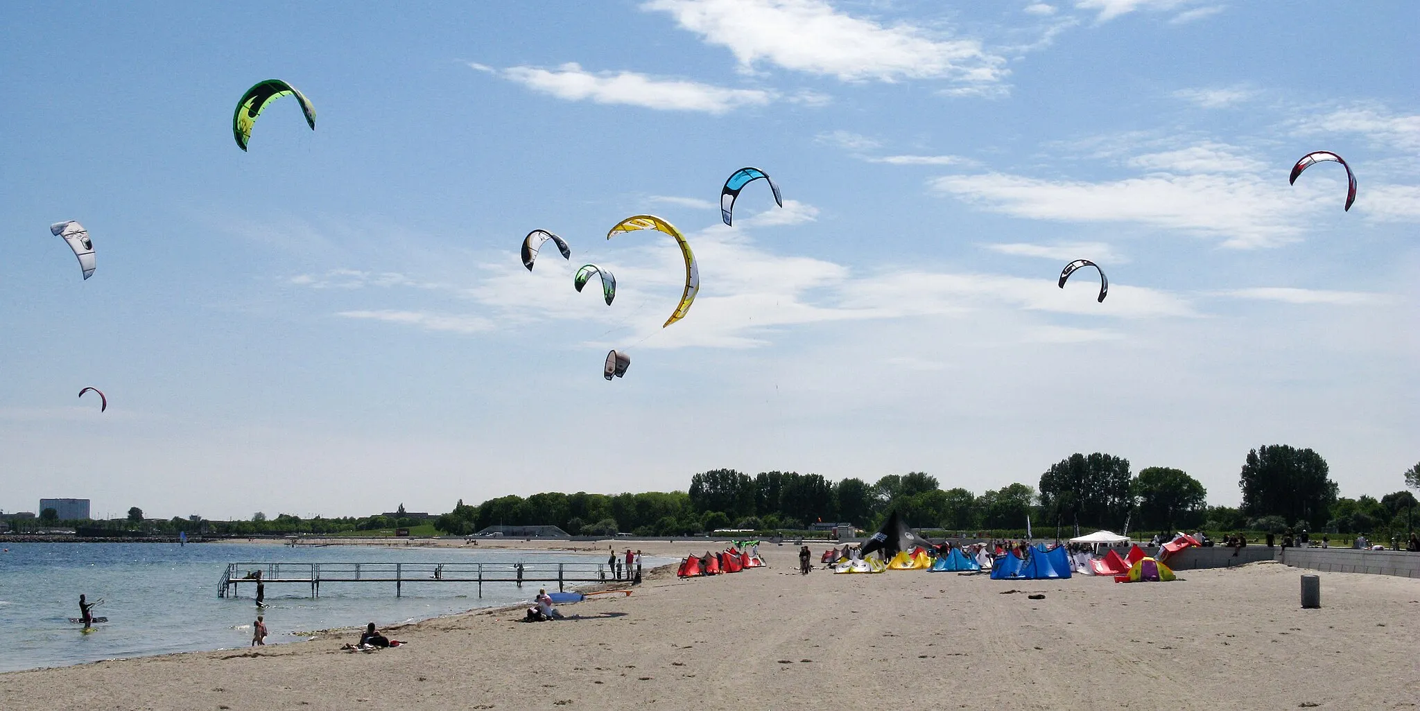 Photo showing: Kite surfers in Amager Beach Park in Copenhagen, Denmark