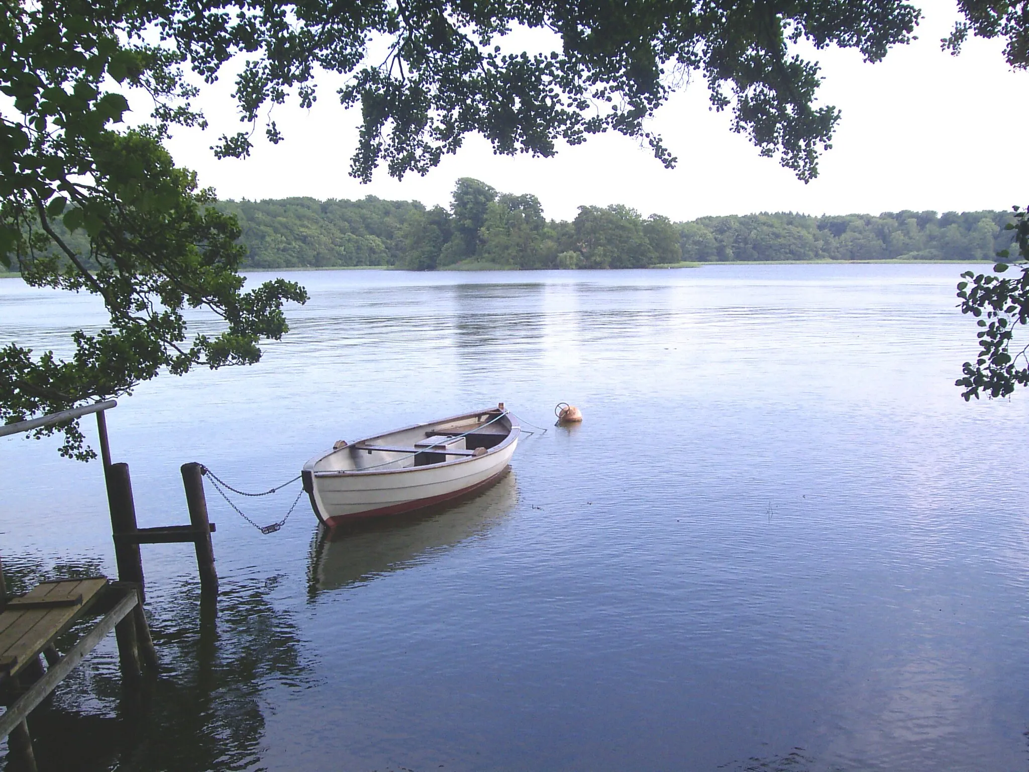 Photo showing: Billede af Farum Sø, med Klavs Nars holm i baggrunden.
Taget af da:Bruger:Sir48, 2005.07.09