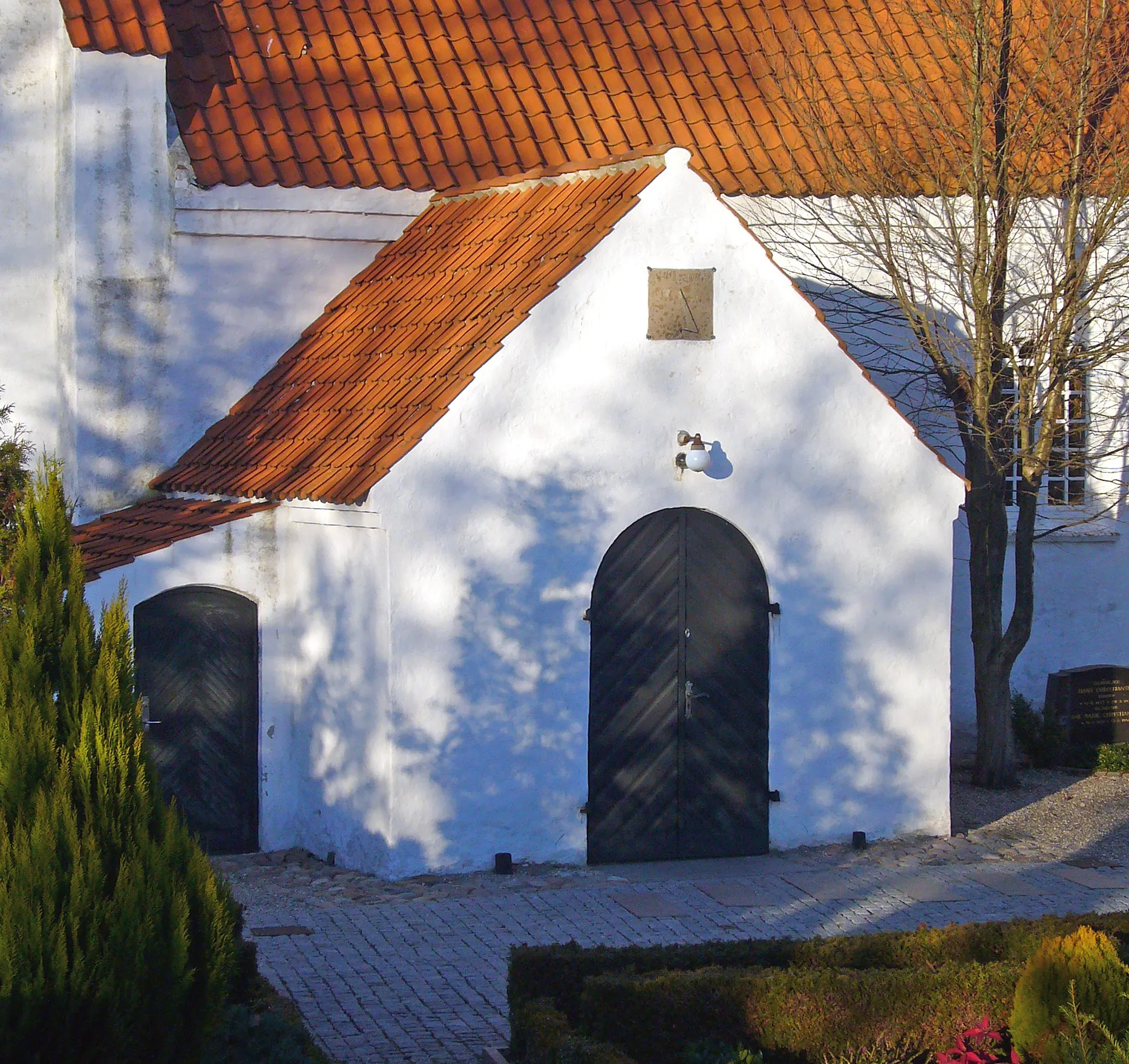Photo showing: Fløng Kirke, Denmark. Camera location 55° 39′ 42.12″ N, 12° 10′ 50.88″ E View this and other nearby images on: OpenStreetMap 55.661700;   12.180800
Porch