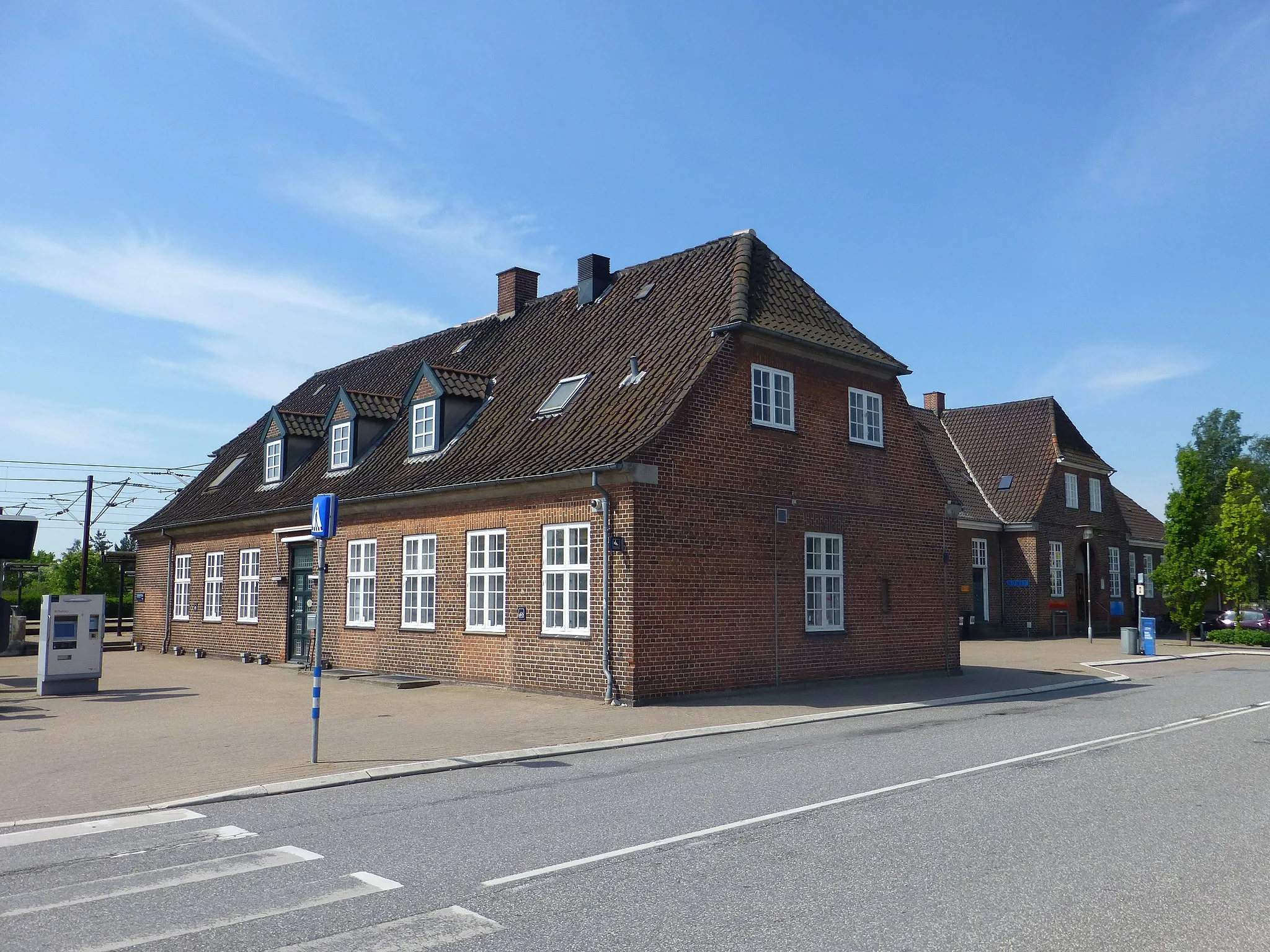 Photo showing: Hedehusene Station on the railway line Vestbanen between Copenhagen and Korsør in Denmark.