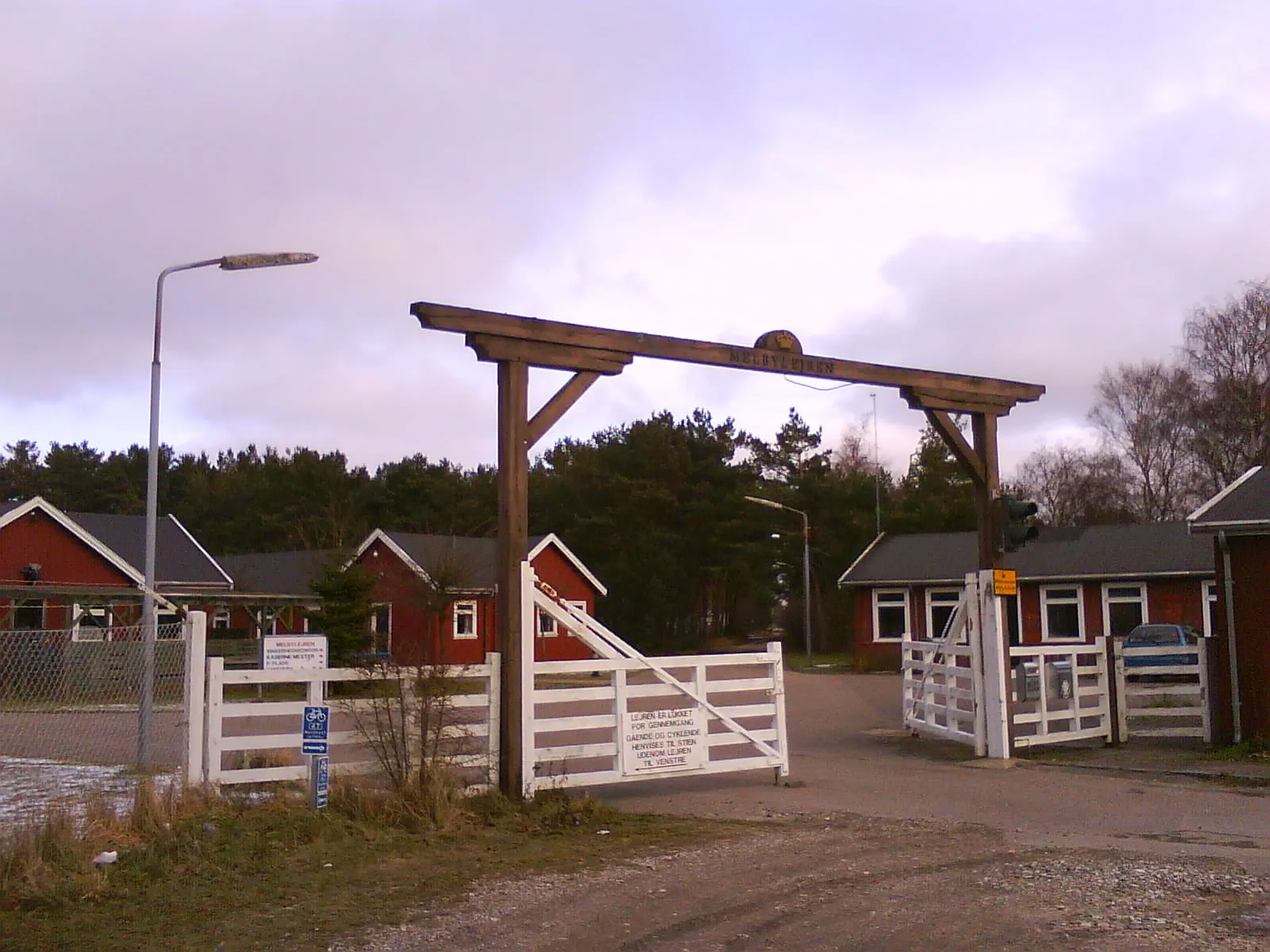 Photo showing: Main entrance to the former military camp of Melbylejren, Asserbo, Denmark