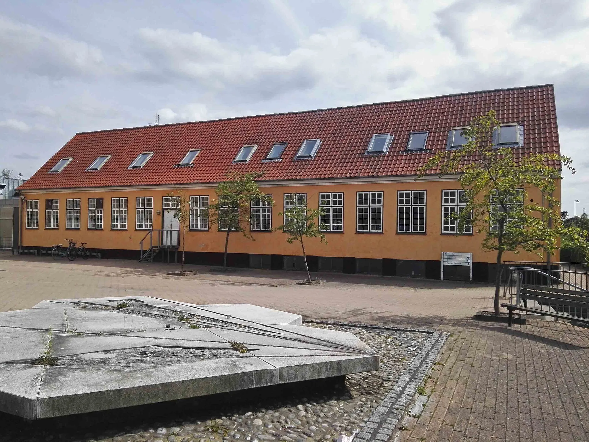 Photo showing: Nordfløjen af Farums gamle kommuneskole, der var den ældste del af Farum Kommunes rådhus på Frederiksborgvej 3-5 i Farum