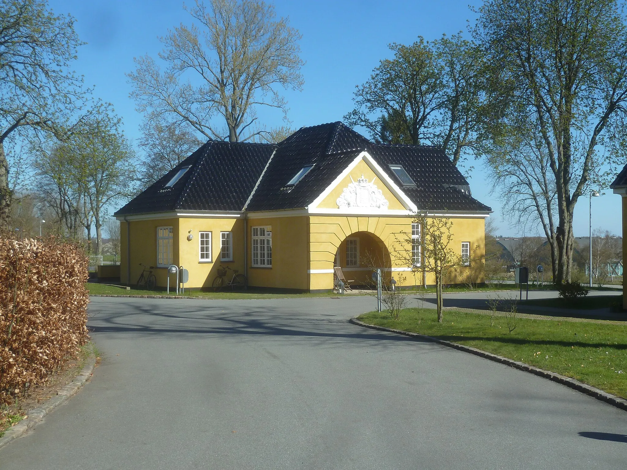 Photo showing: Former guardhouse of Nordlejren (now Laanshøj) at Flyvestation Værløse in Furesø Municipality, Denmark