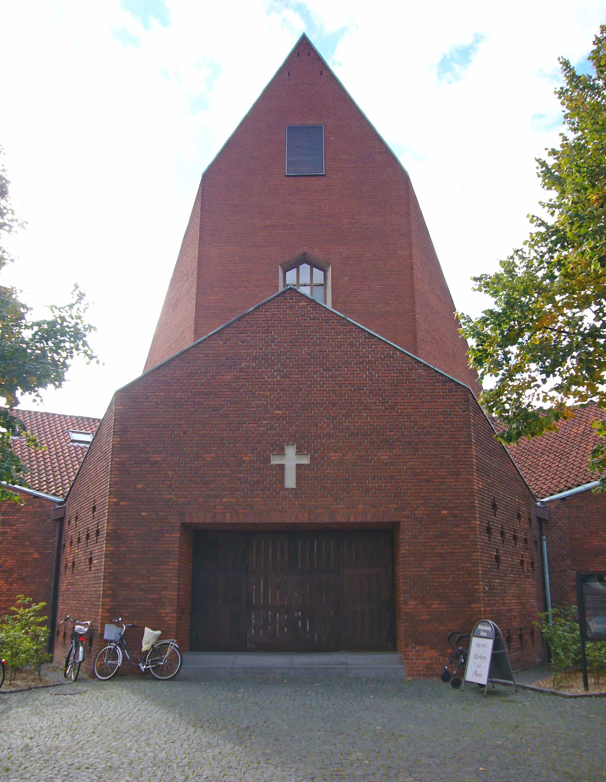 Photo showing: Hyltebjerg Kirke,  Vanløse, Copenhagen, Denmark.

Entrance