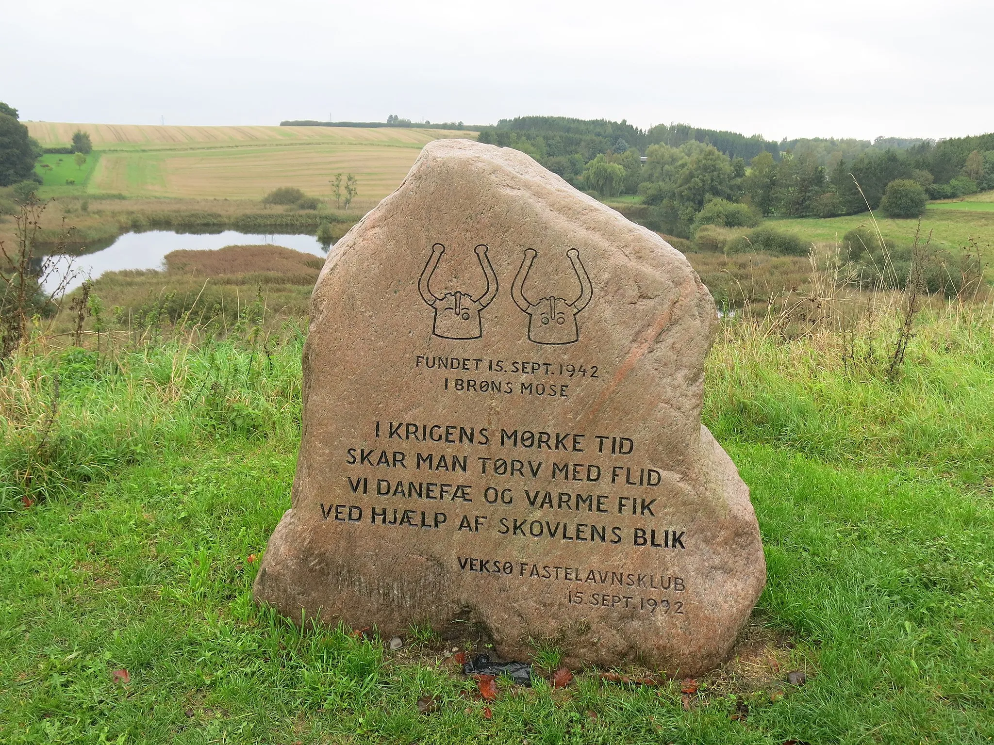 Photo showing: Stone describing the finding of the Veksøhelmets in Brøns Mose during turf digging under the second world war.