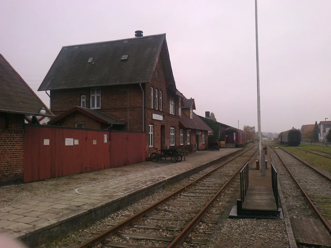 Photo showing: Vogne på Allingåbro Station