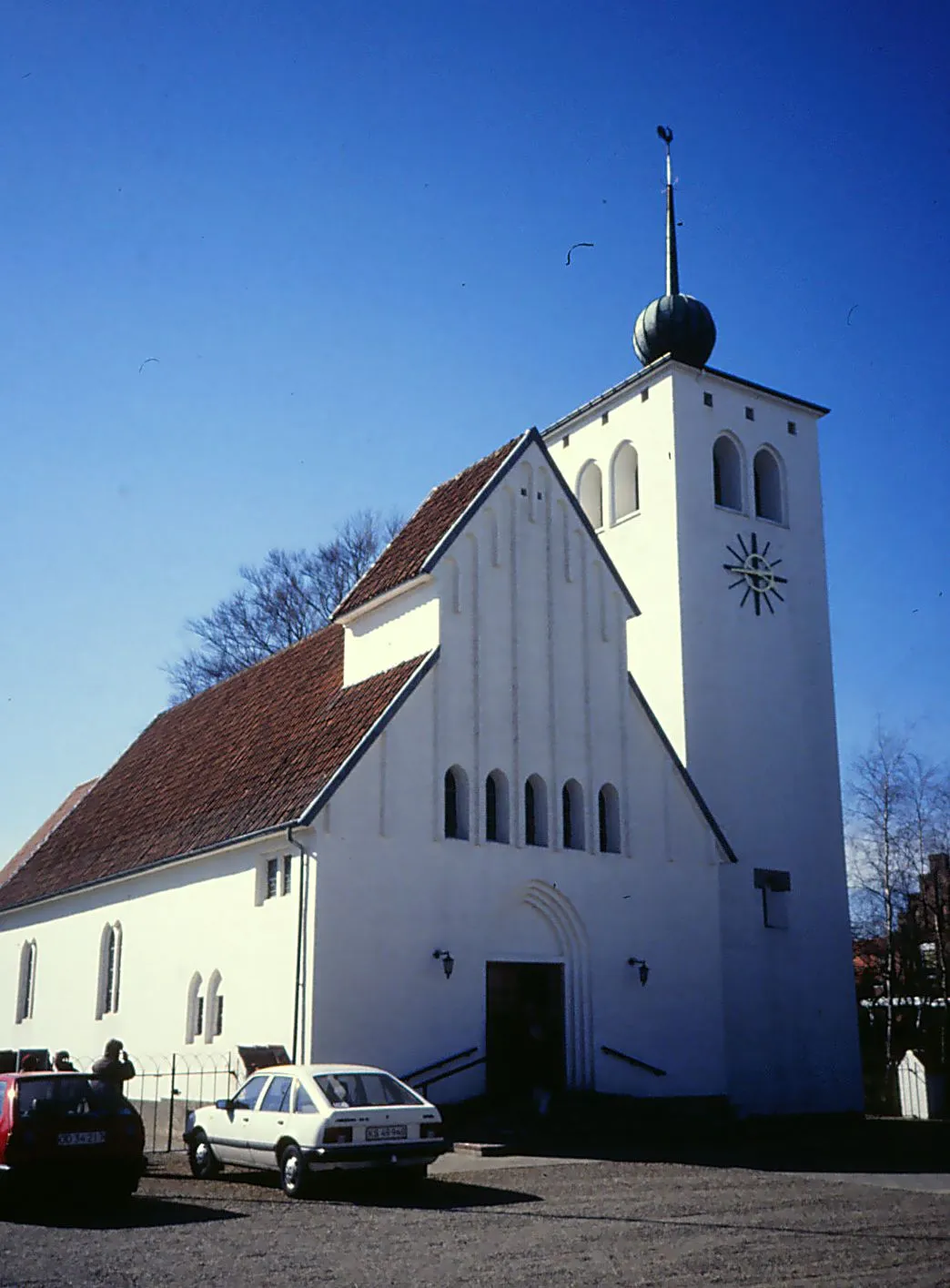 Photo showing: Kirken i Ans, april 1997.