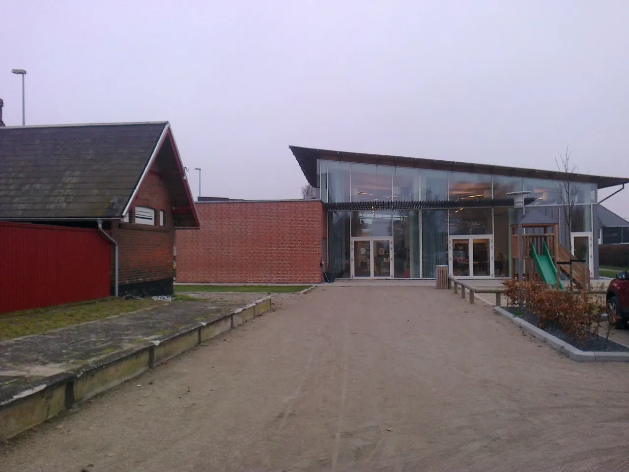 Photo showing: Allingåbro-Ryomgård banesti går uden om stationsterrænet i Auning, fordi Kulturperronen er anlagt på tracéet, men syd for den er tracé og perronkant bevaret langs stationen