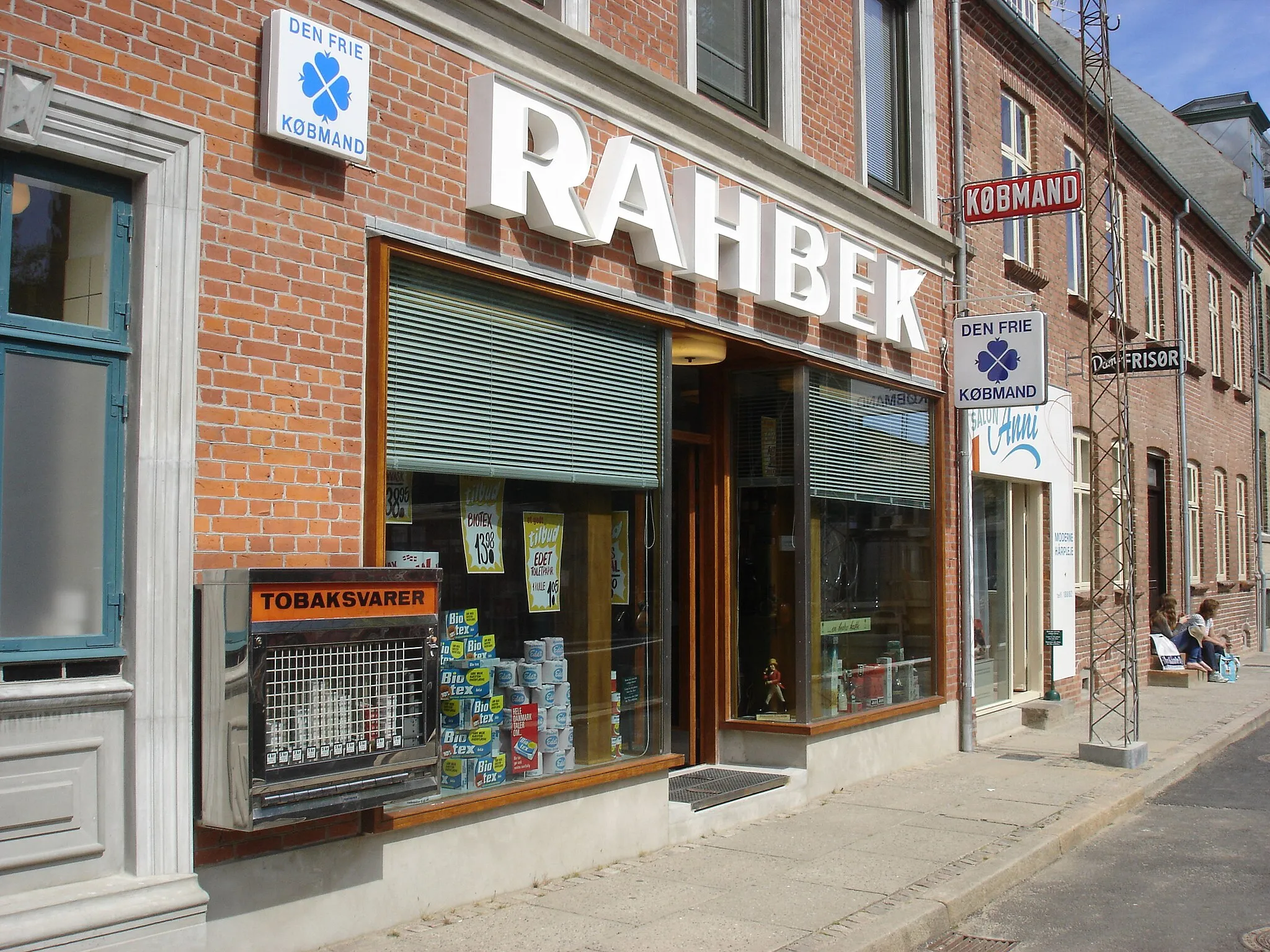 Photo showing: Folmer Rahbeks Minimarked i Gedved, indrettet i 1962 og lukket i midten af 1990’erne. Genopført i Den Gamle Bys 1974-bydel