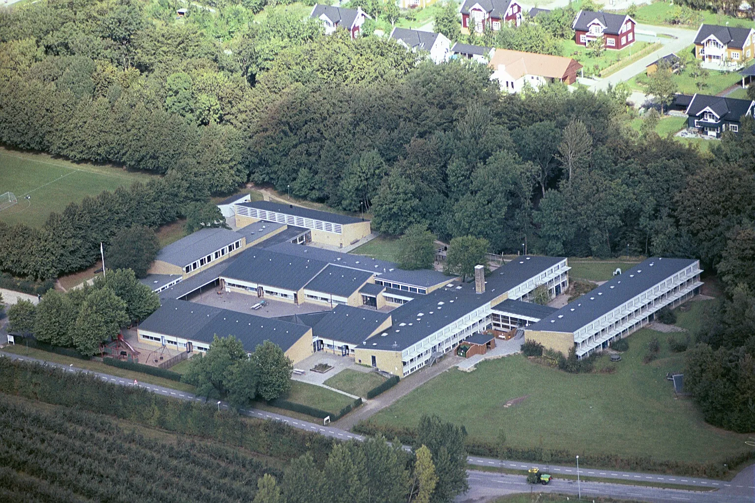 Photo showing: Det er arkitekterne Buhl og Klithøj, der har tegnet Virupskolen.