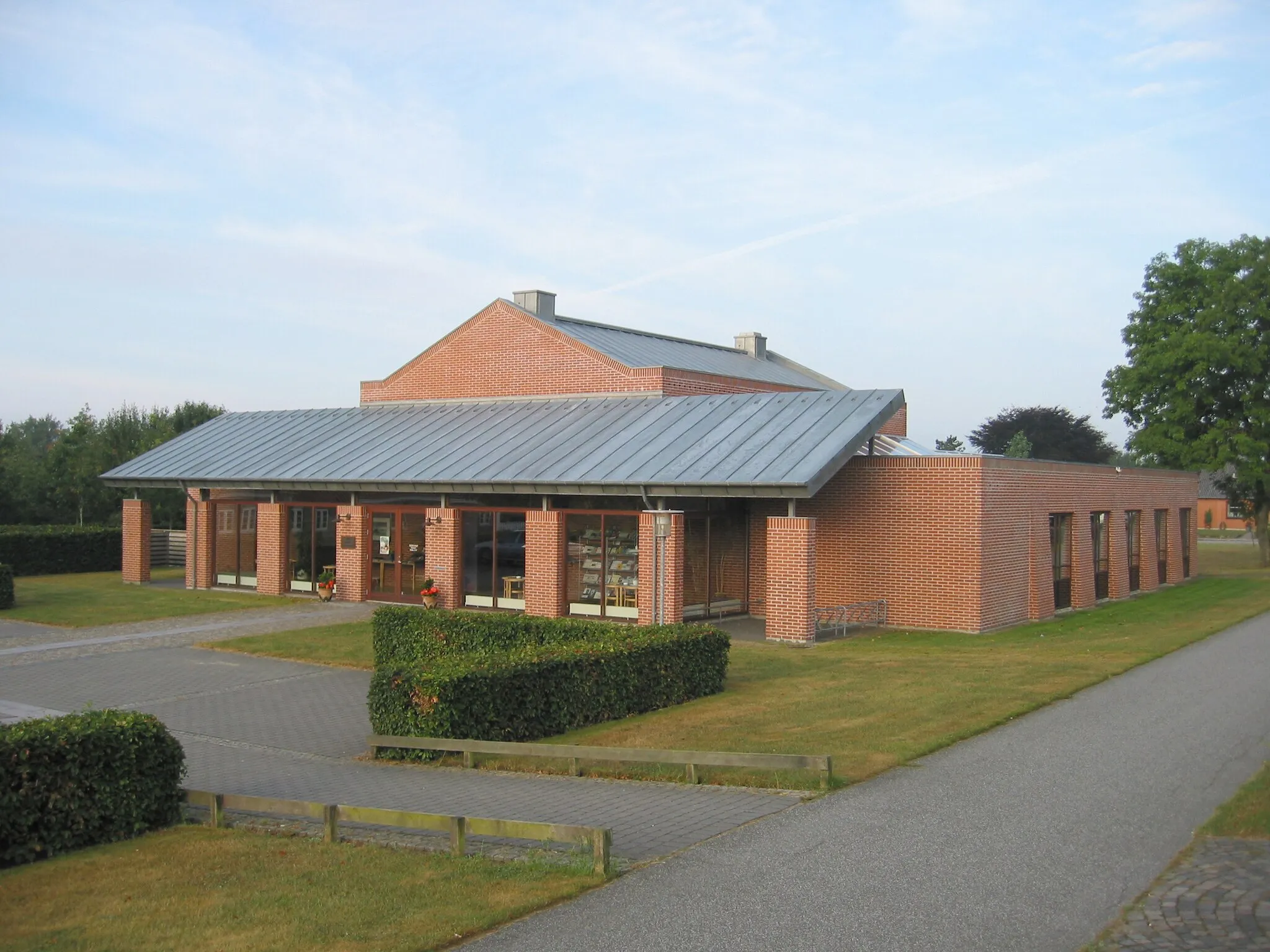 Photo showing: Sunds Kirkes sognegård, beliggende på adressen Nørrevang 45, blev indviet Kristi Himmelfartsdag den 12. maj 1994.