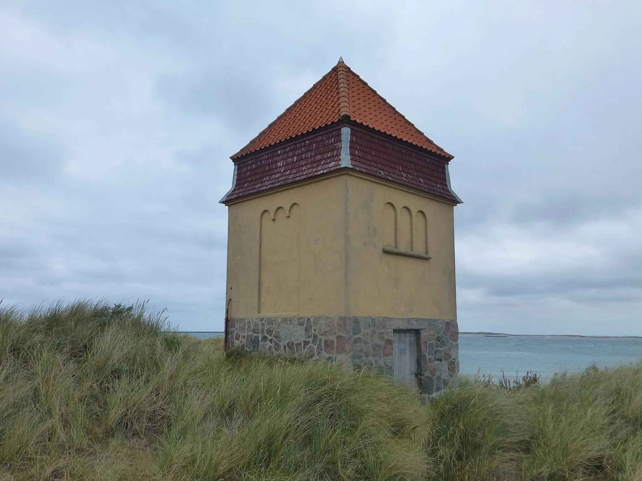 Photo showing: Yellow Tower, former Electrical substation and Landmark of Thyborøn in Denmark.