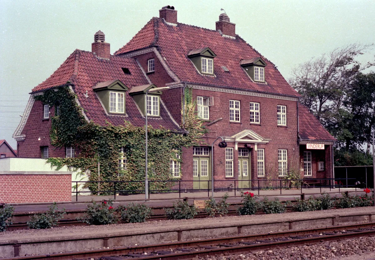 Photo showing: DSB-Kleinstadtbahnhöfe: Vinderup Station am 5. September 1976. - Der Bahnhof liegt an der Strecke Langå - Struer. Das Bahnhofsgebäude wurde 1915 vom Architekten Heinrich Wenck entworfen. - Scan von einem Farbnegativ. Film: Kodacolor II. Kamera: Minolta SRT-101.