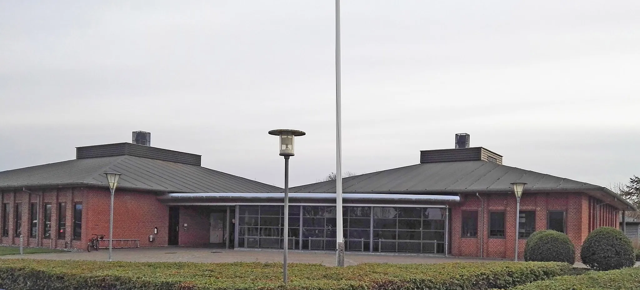 Photo showing: Den tidligere Vinderup Kommunes rådhus på Grønningen 1. Nu Vinderup Bibliotek og Holstebro Kommunes hjemmeplejeteam Vinderup