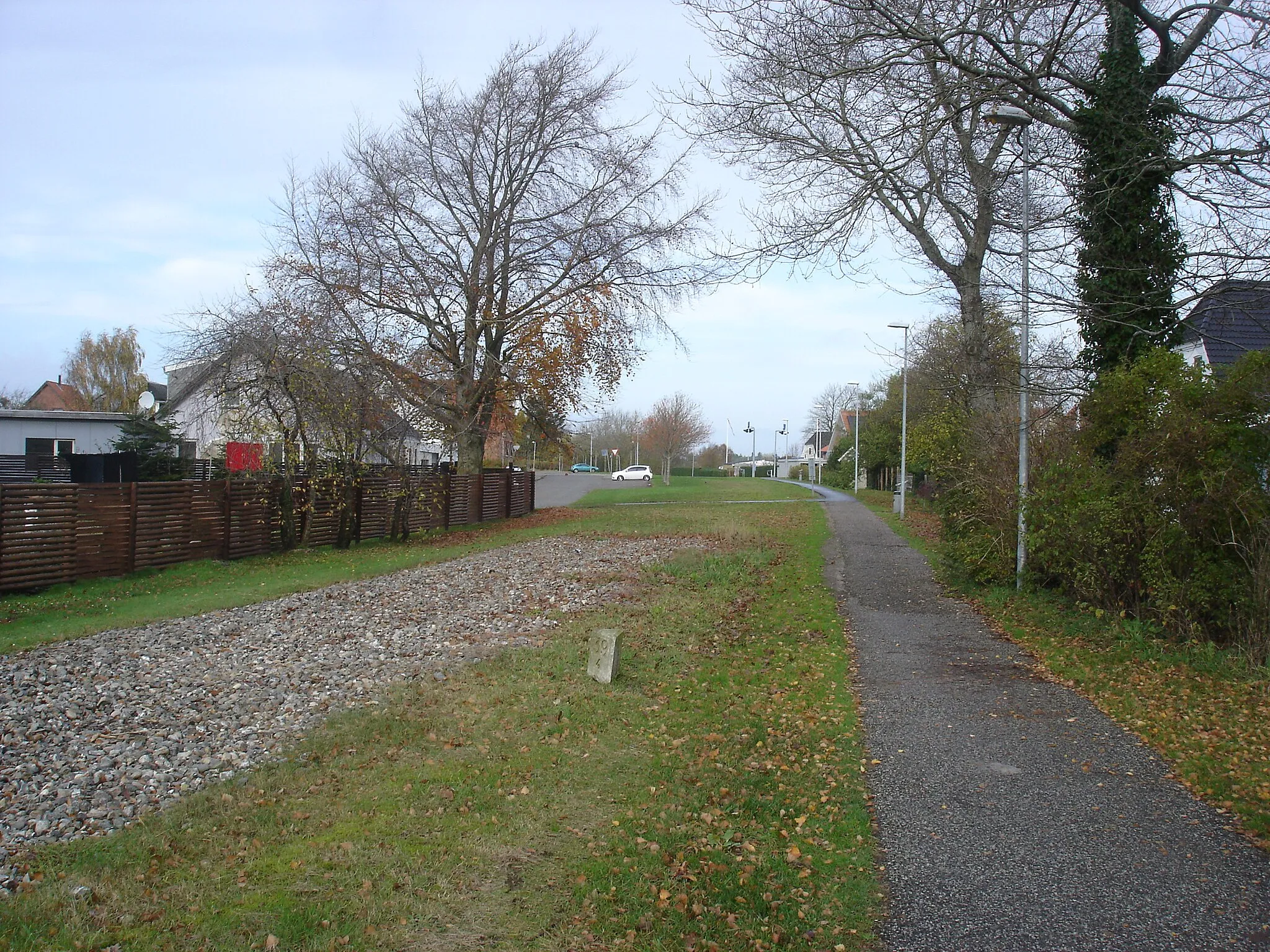 Photo showing: Himmerlandsstien på Løgstørbanens og Svenstrupbanens tracé passerer Lille Tingvej i Aars (km 39,4 fra Hobro)