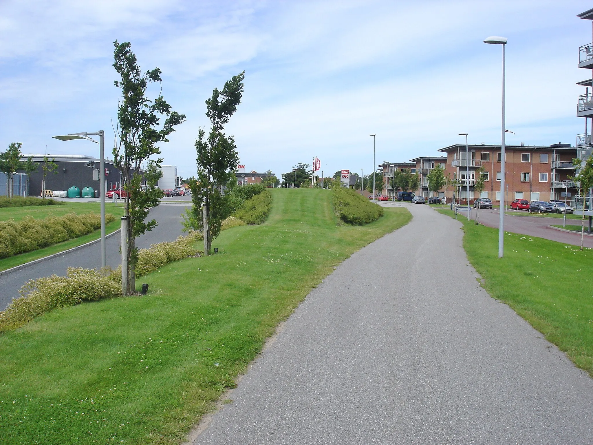 Photo showing: Himmerlandsstien når Banegårdsvej i Aars, hvor jernbaneknudepunktets store stationsterræn lå