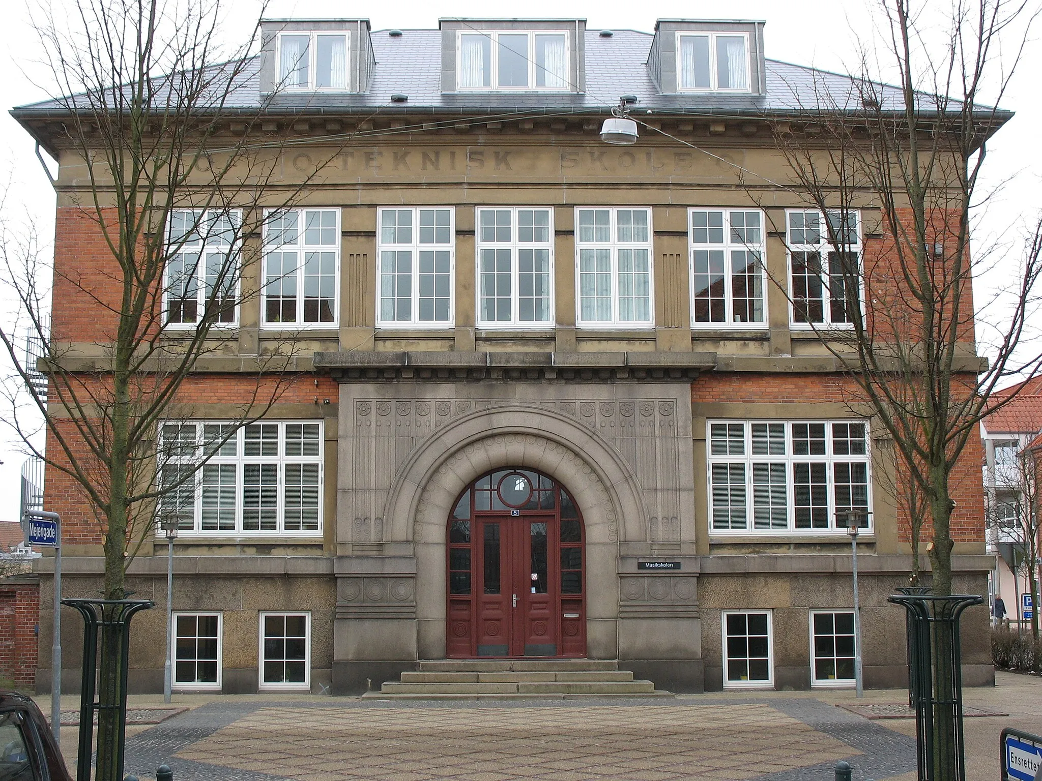 Photo showing: Former "Teknisk Skole" ("Technical School" - now a music school) in the town "Brønderslev". The town is located in North Jutland, Denmark.